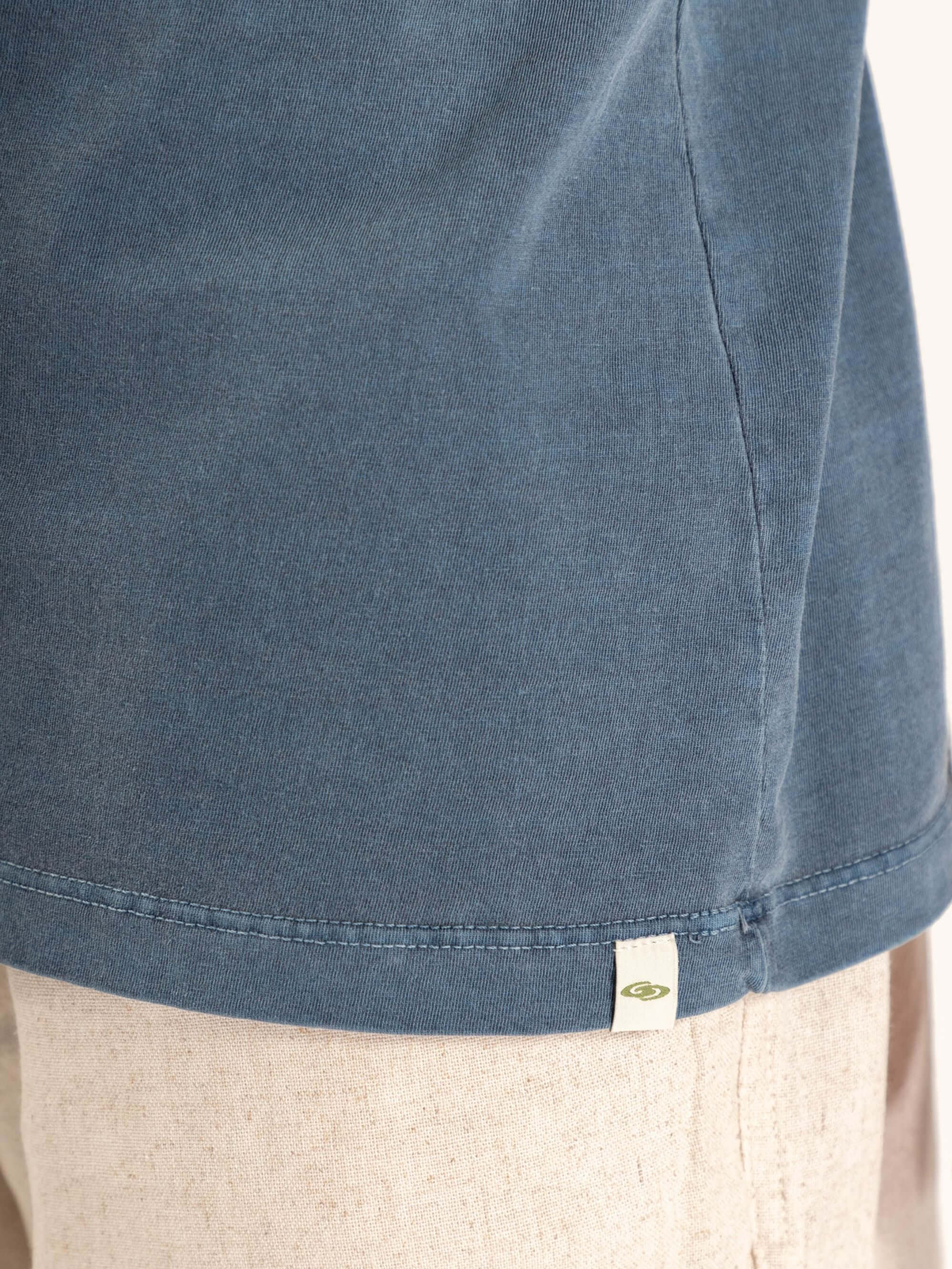 Detalhe da camiseta Vintage Classic Azul da Greenish, com tecido estonado e etiqueta discreta.