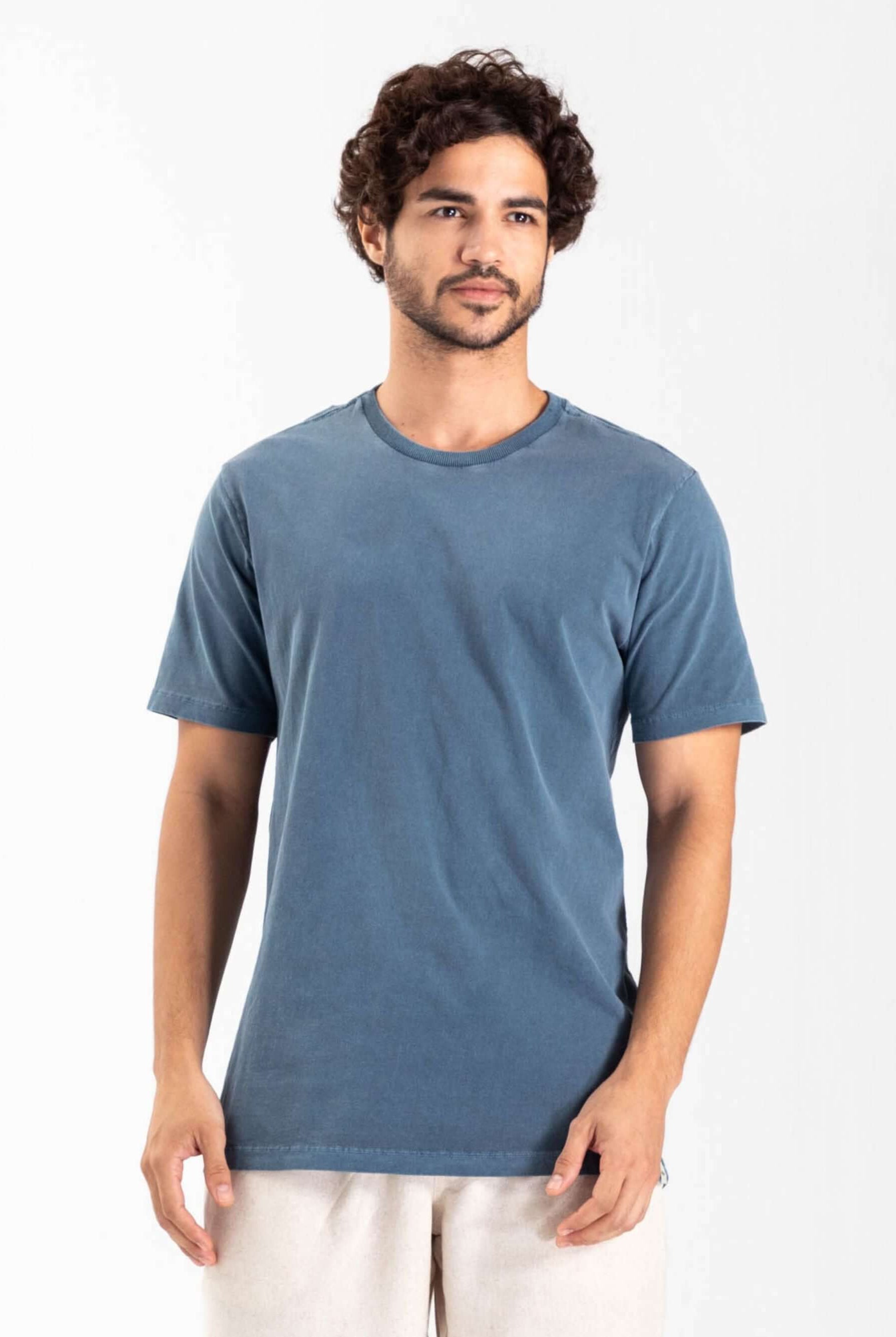 Camiseta vintage azul da Greenish, 100% algodão, estilo moderno e versátil para todos os momentos.