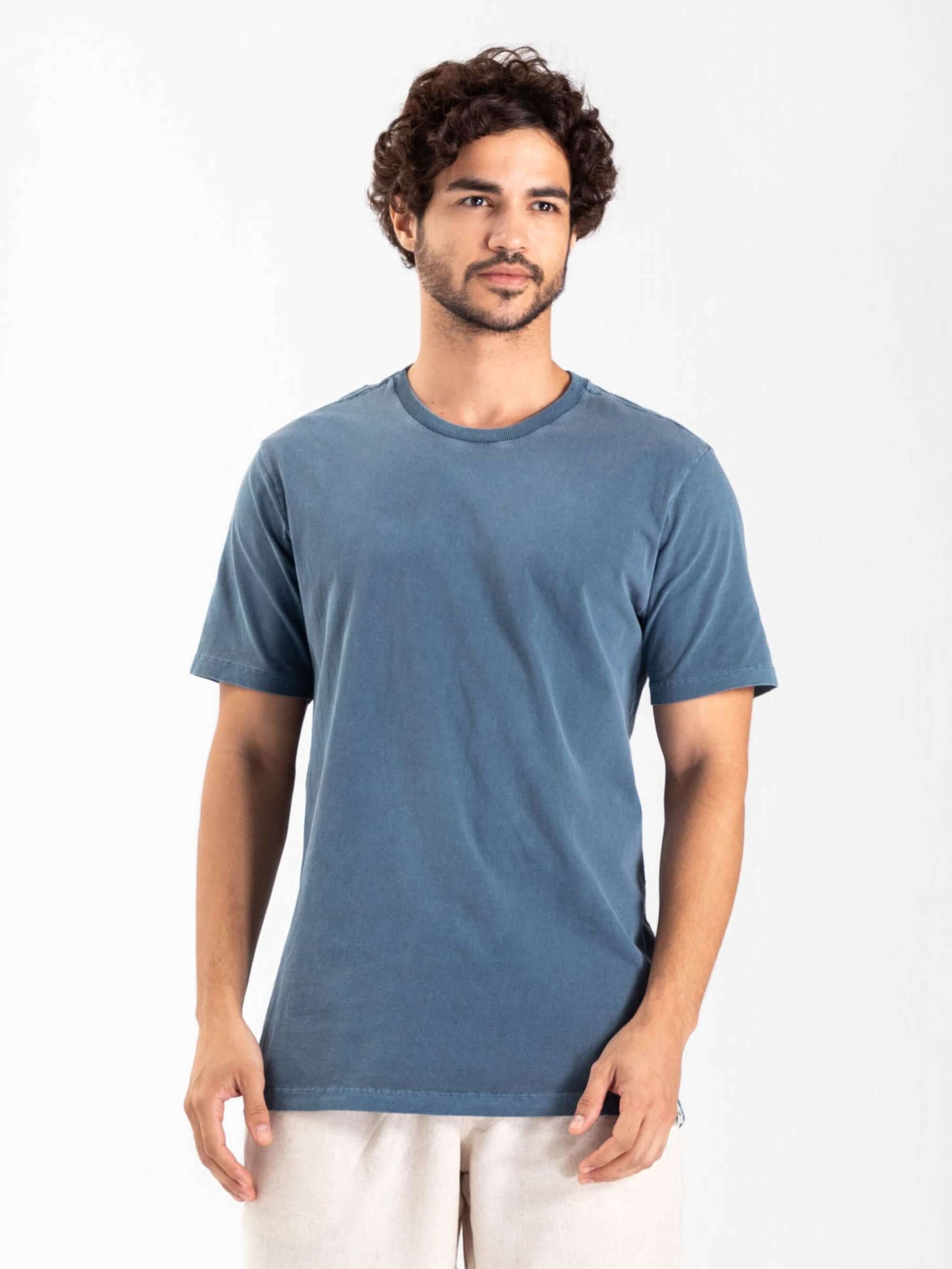 Camiseta vintage azul da Greenish, 100% algodão, estilo moderno e versátil para todos os momentos.
