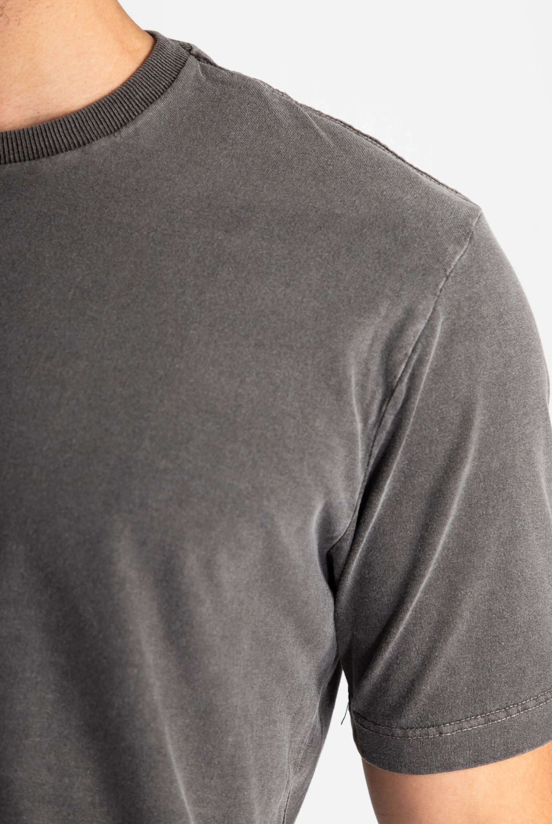 Camiseta Vintage Classic Chumbo da Greenish, feita 100% algodão, com toque estonado e modelagem clássica.