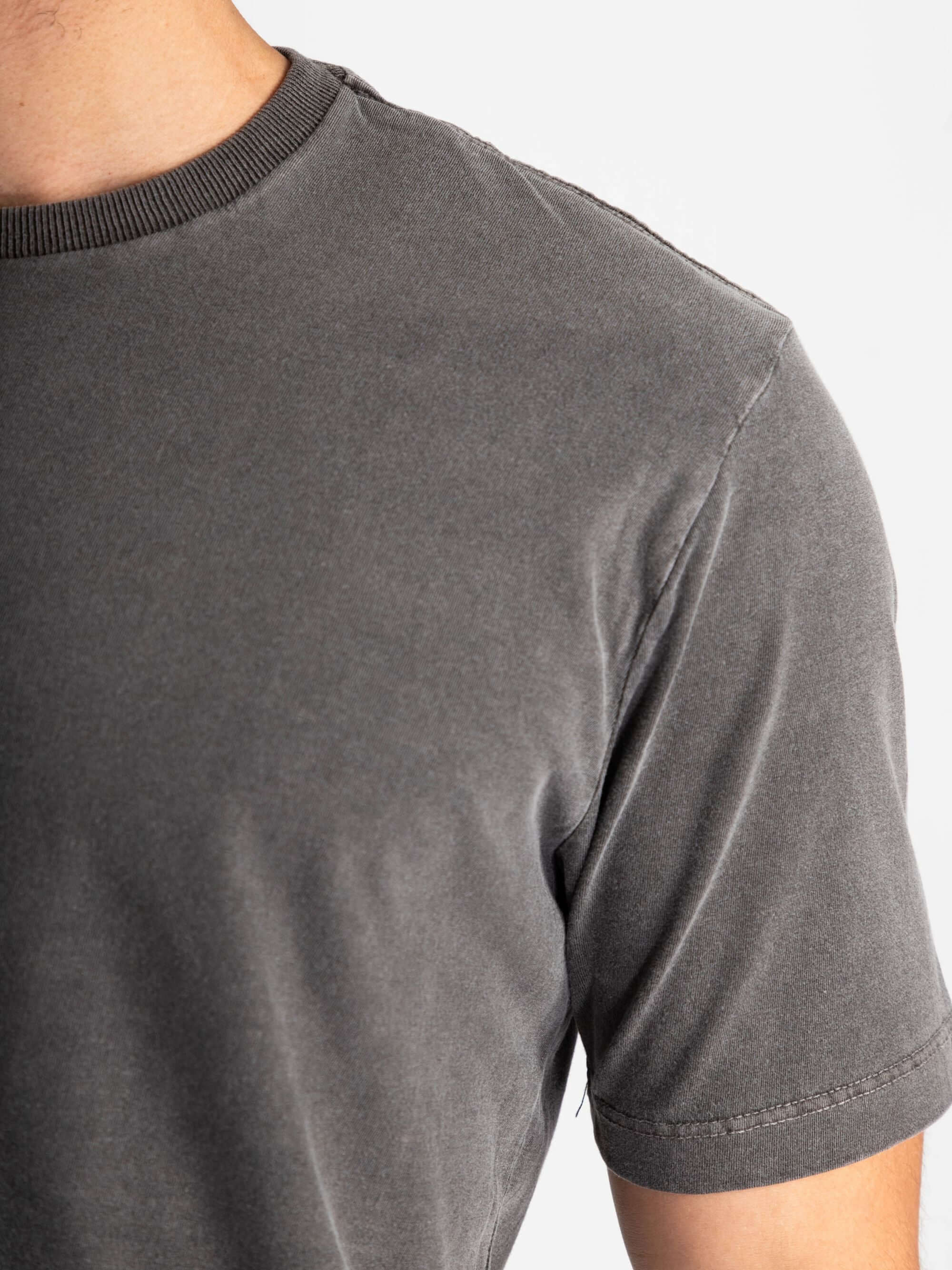 Camiseta Vintage Classic Chumbo da Greenish, feita 100% algodão, com toque estonado e modelagem clássica.