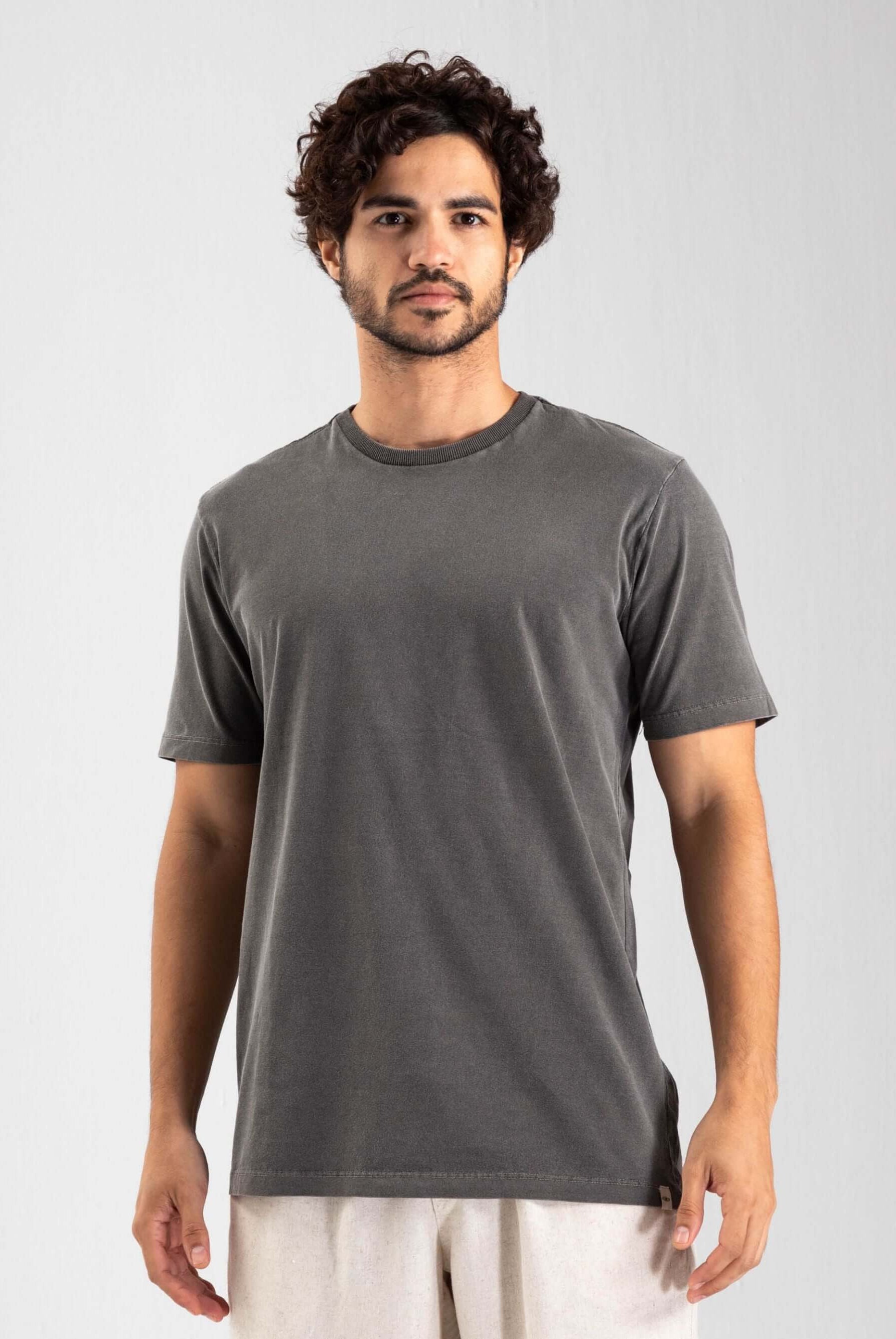 Camiseta vintage classic Chumbo da Greenish, 100% algodão, modelo moderno e atemporal, ideal para qualquer ocasião.