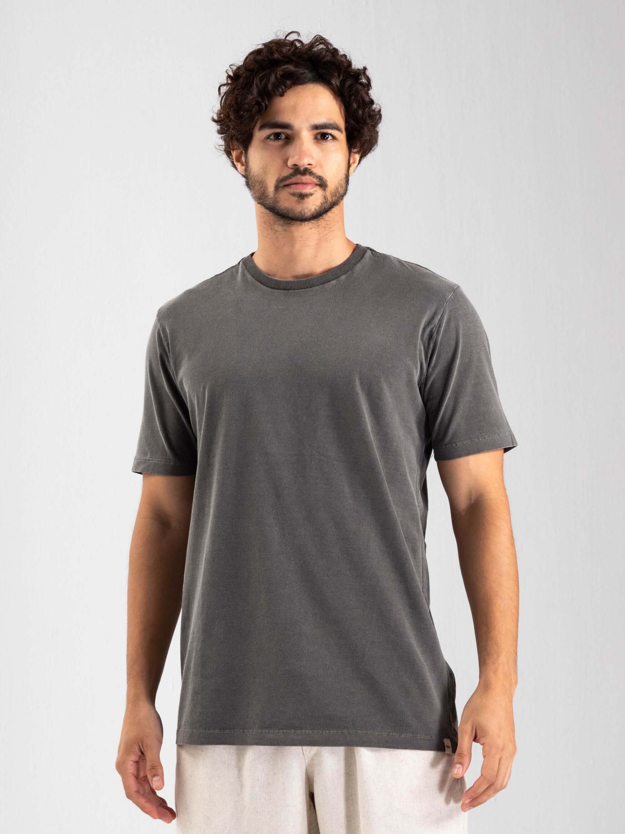 Camiseta vintage classic Chumbo da Greenish, 100% algodão, modelo moderno e atemporal, ideal para qualquer ocasião.