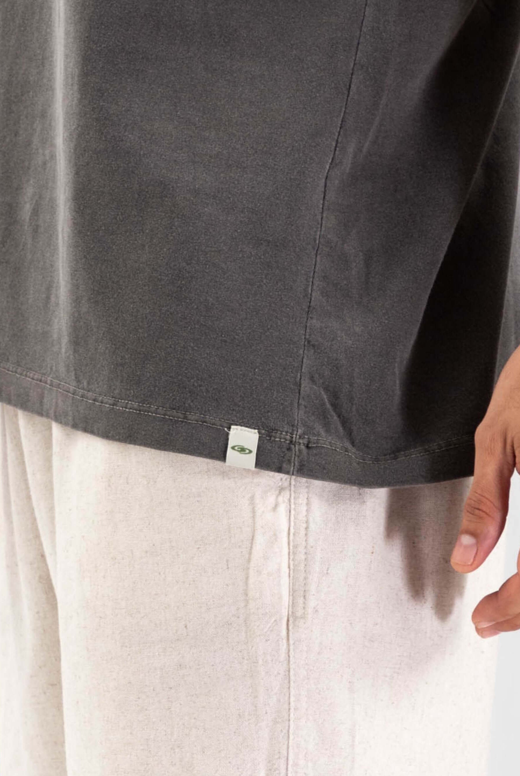 Detalhe da camiseta vintage classic Chumbo da Greenish, tecido 100% algodão com acabamento estonado.