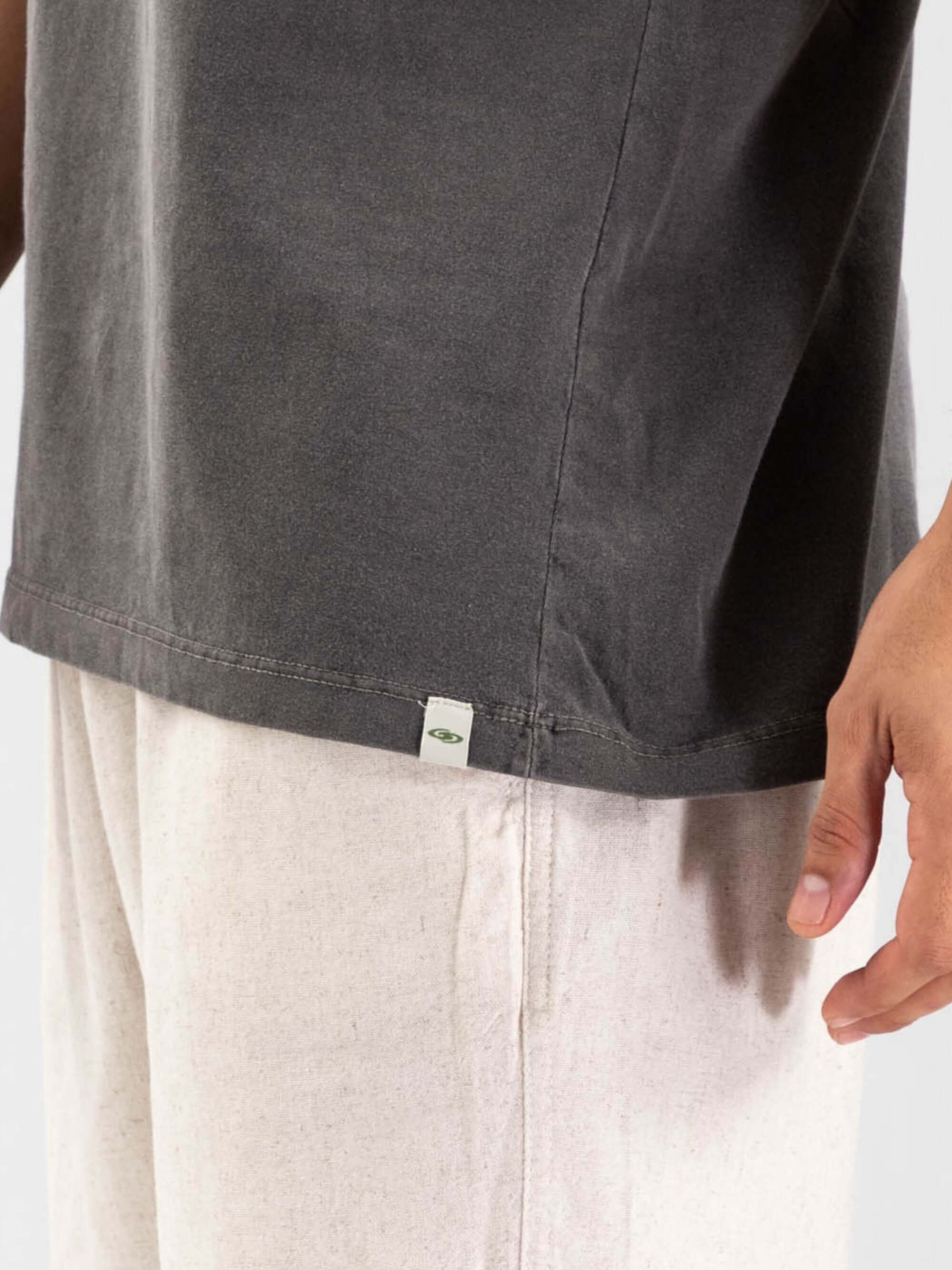 Detalhe da camiseta vintage classic Chumbo da Greenish, tecido 100% algodão com acabamento estonado.