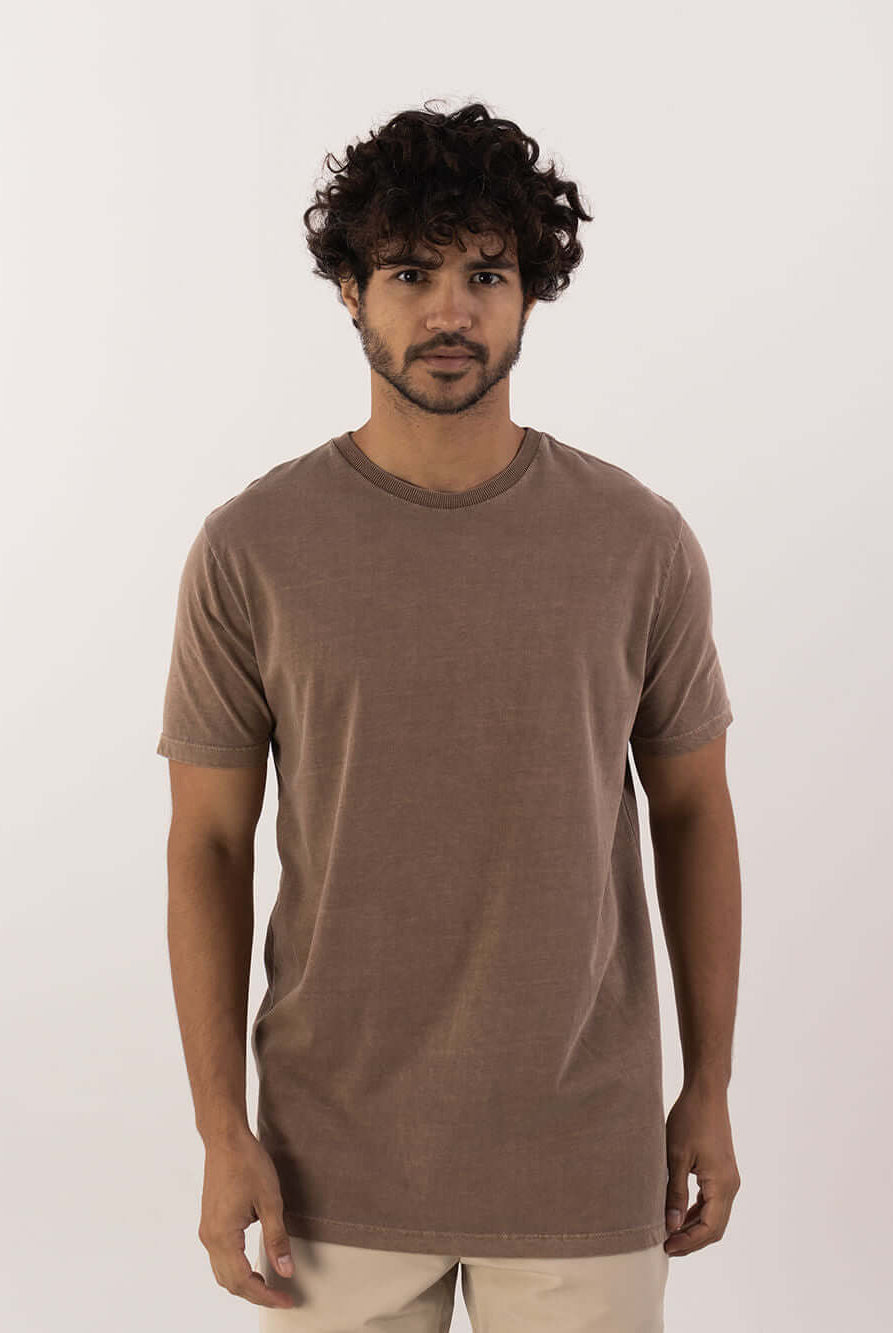 Camiseta Vintage Classic marron da Greenish, básica e atemporal, perfeita para qualquer ocasião.
