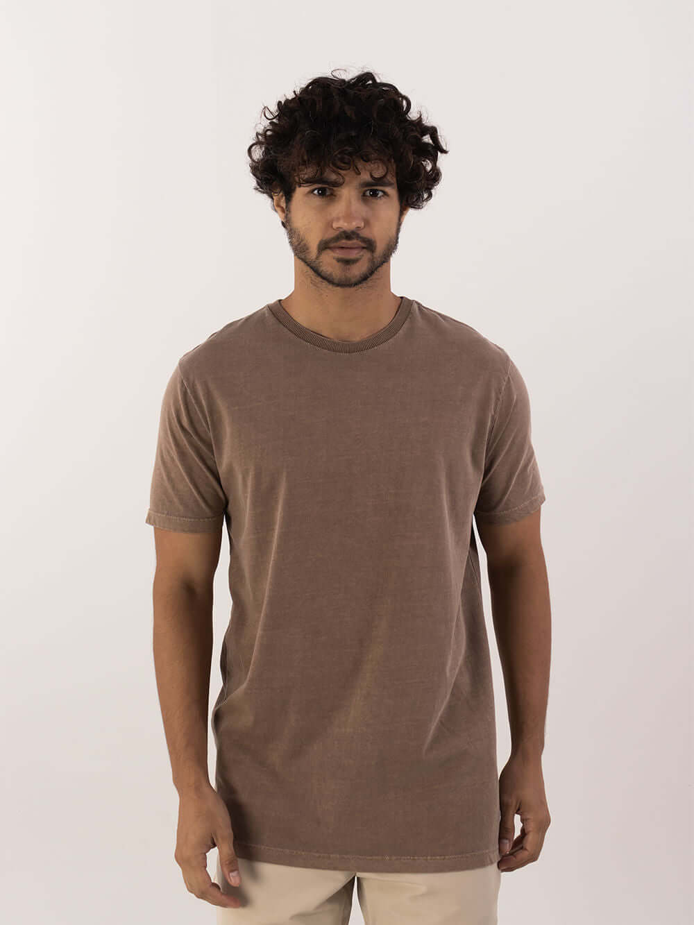 Camiseta Vintage Classic marron da Greenish, básica e atemporal, perfeita para qualquer ocasião.