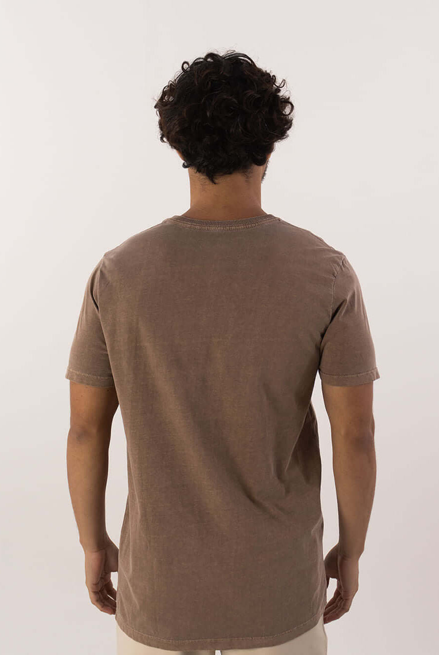Camiseta Vintage Classic marrom da Greenish, vista traseira, estilo moderno e atemporal.