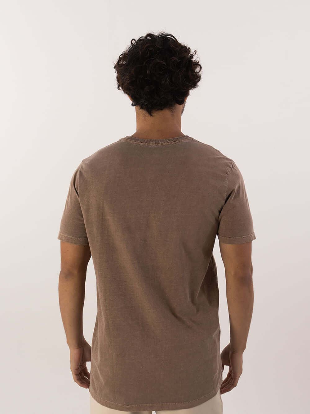 Camiseta Vintage Classic marrom da Greenish, vista traseira, estilo moderno e atemporal.