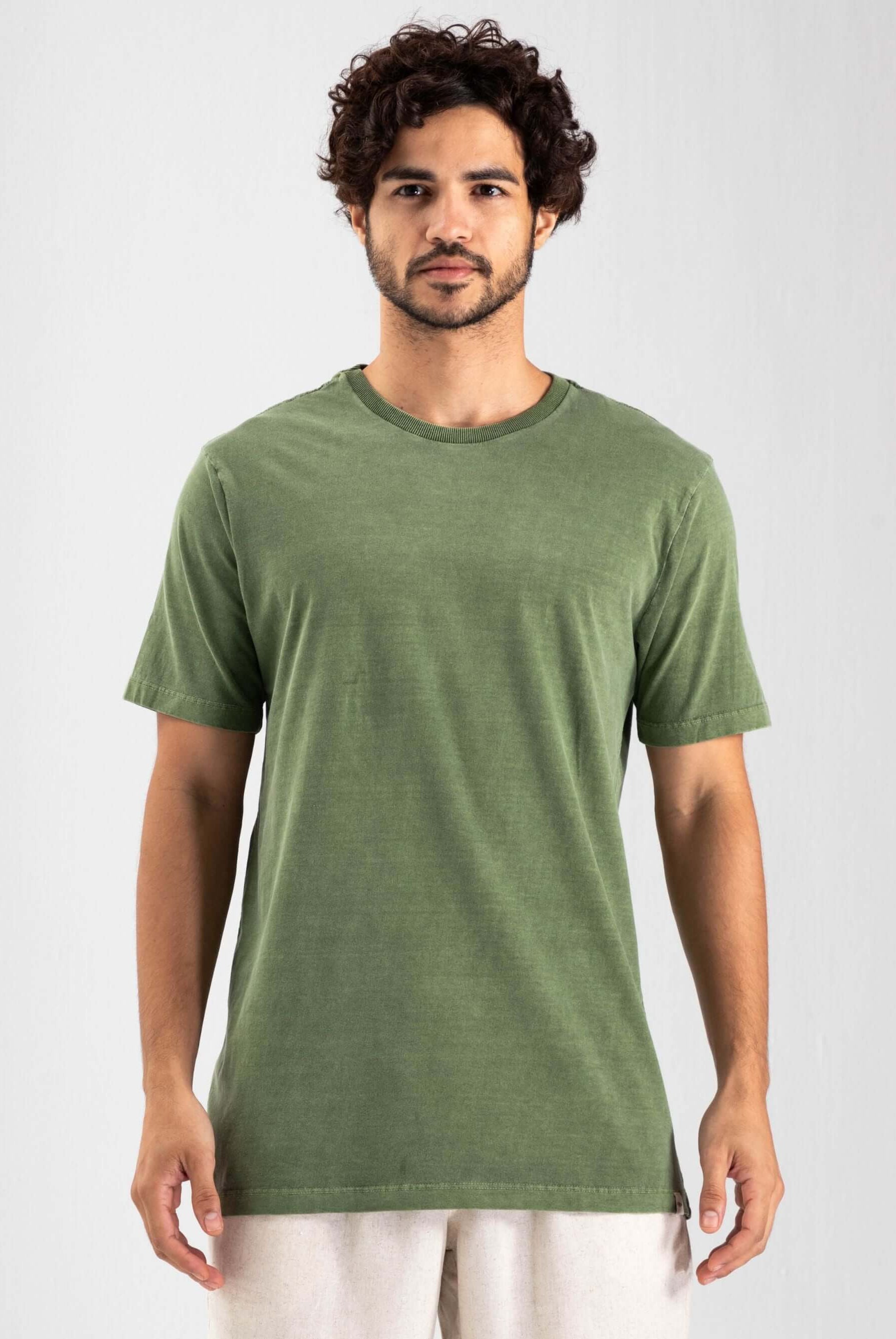 Camiseta vintage classic verde musgo da Greenish, 100% algodão, moderna e atemporal, ideal para qualquer ocasião.