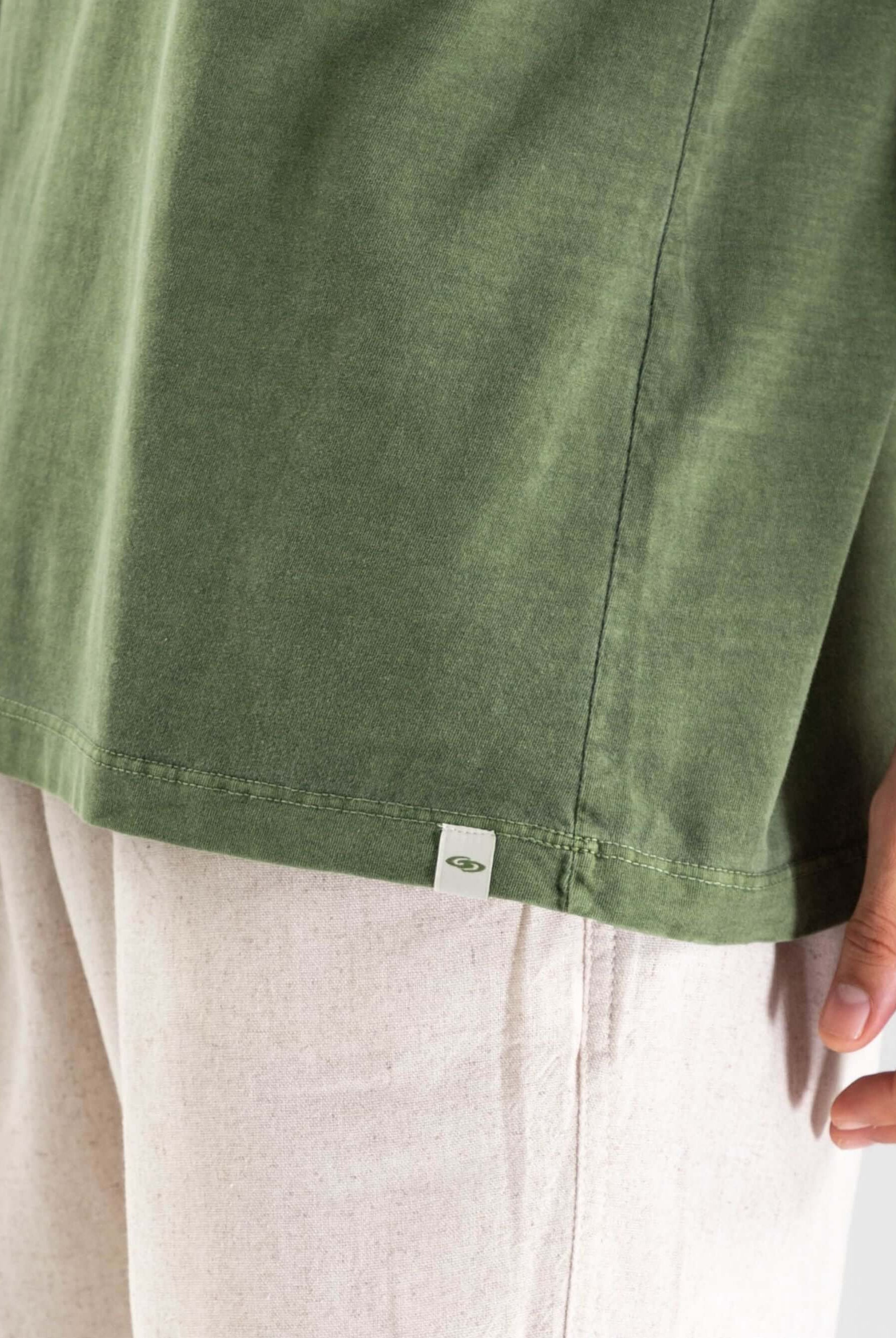 Detalhe da camiseta Vintage Classic Greenish na cor verde musgo, confeccionada em 100% algodão.