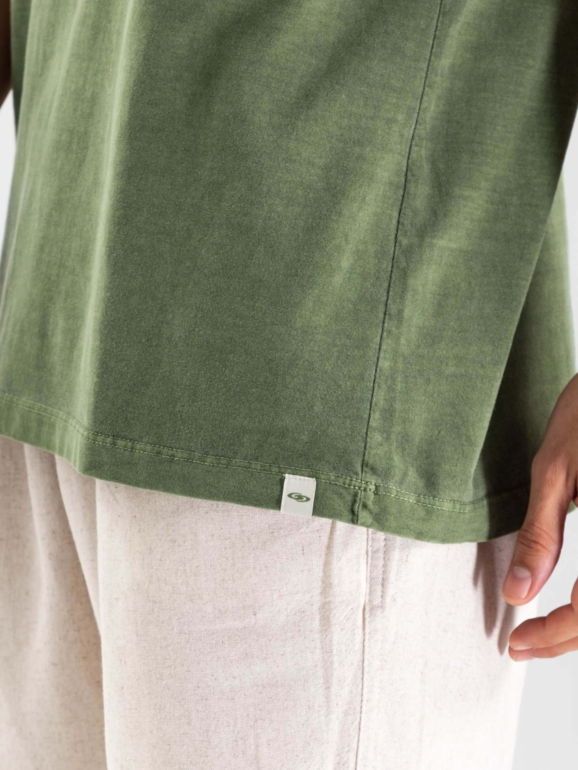 Detalhe da camiseta Vintage Classic Greenish na cor verde musgo, confeccionada em 100% algodão.