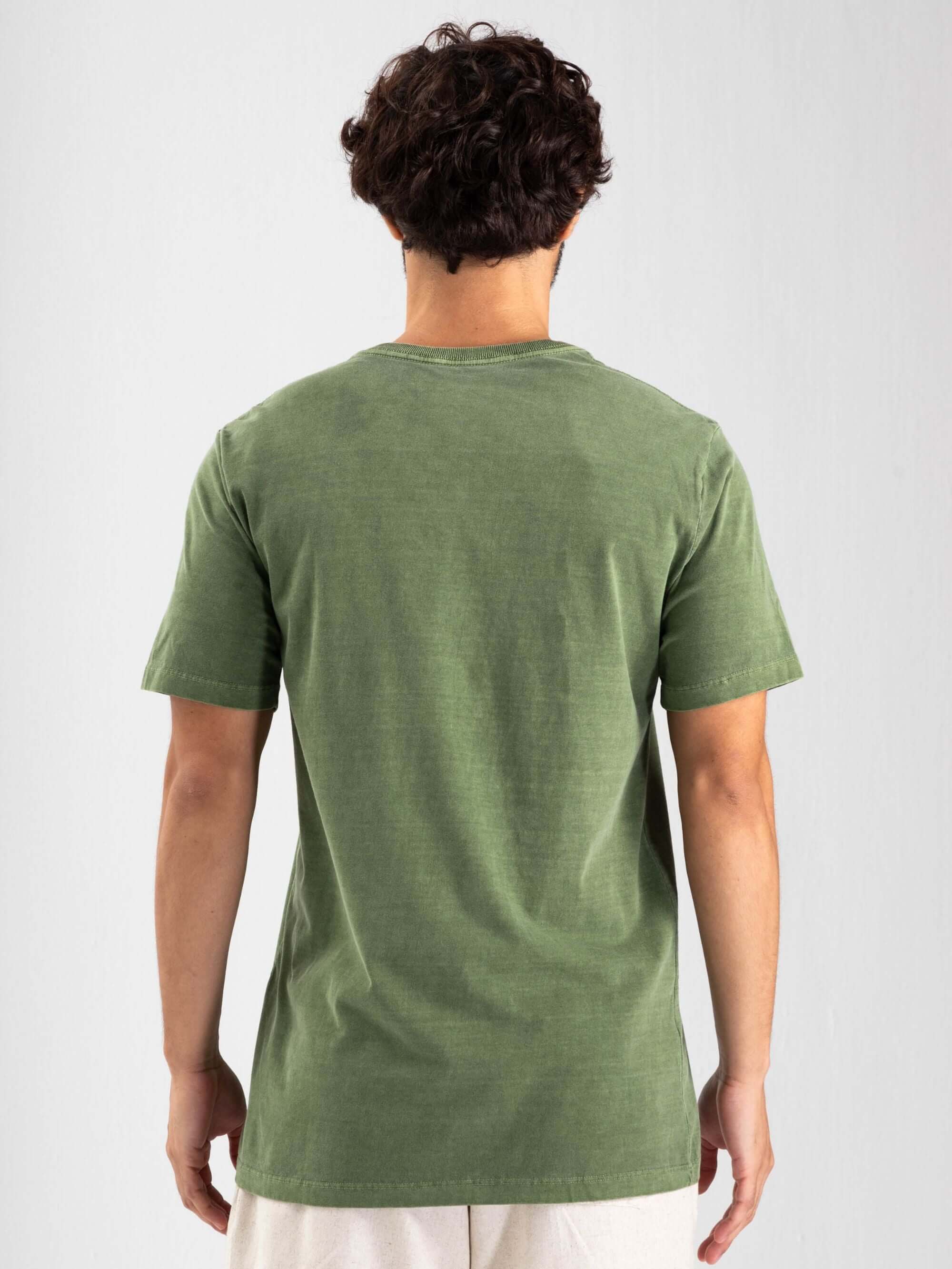 Camiseta Vintage Classic Verde Musgo da Greenish, vista traseira, estilo moderno e atemporal.