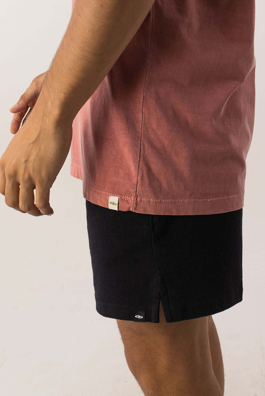 Camiseta Vintage Classic da Greenish em vermelho, mostrando detalhes do tecido e estilo moderno.