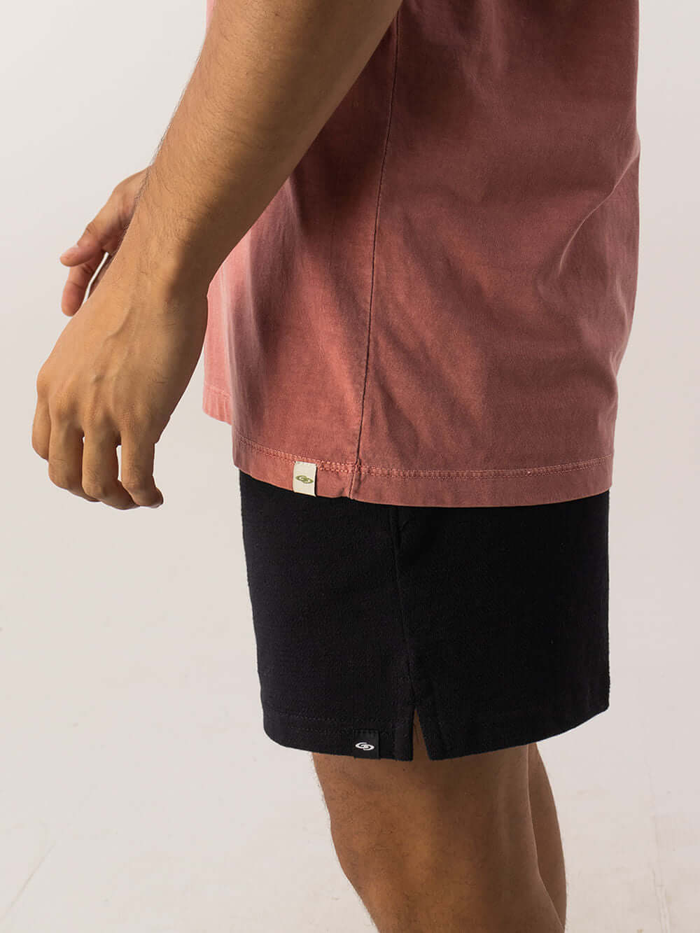 Camiseta Vintage Classic da Greenish em vermelho, mostrando detalhes do tecido e estilo moderno.