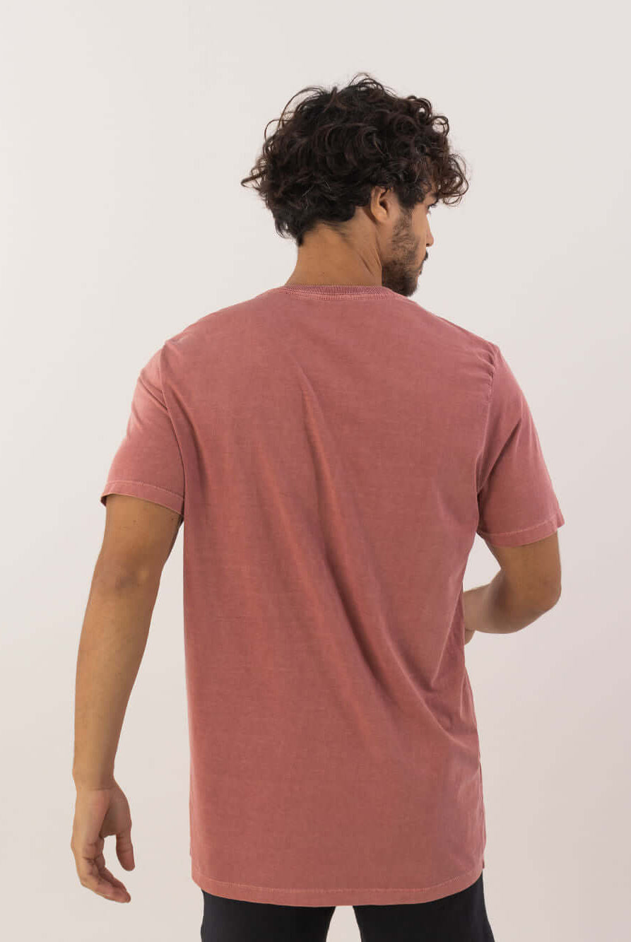 Camiseta Vintage Classic vermelha da Greenish, vista traseira, estilo básico e moderno, feita de 100% algodão.