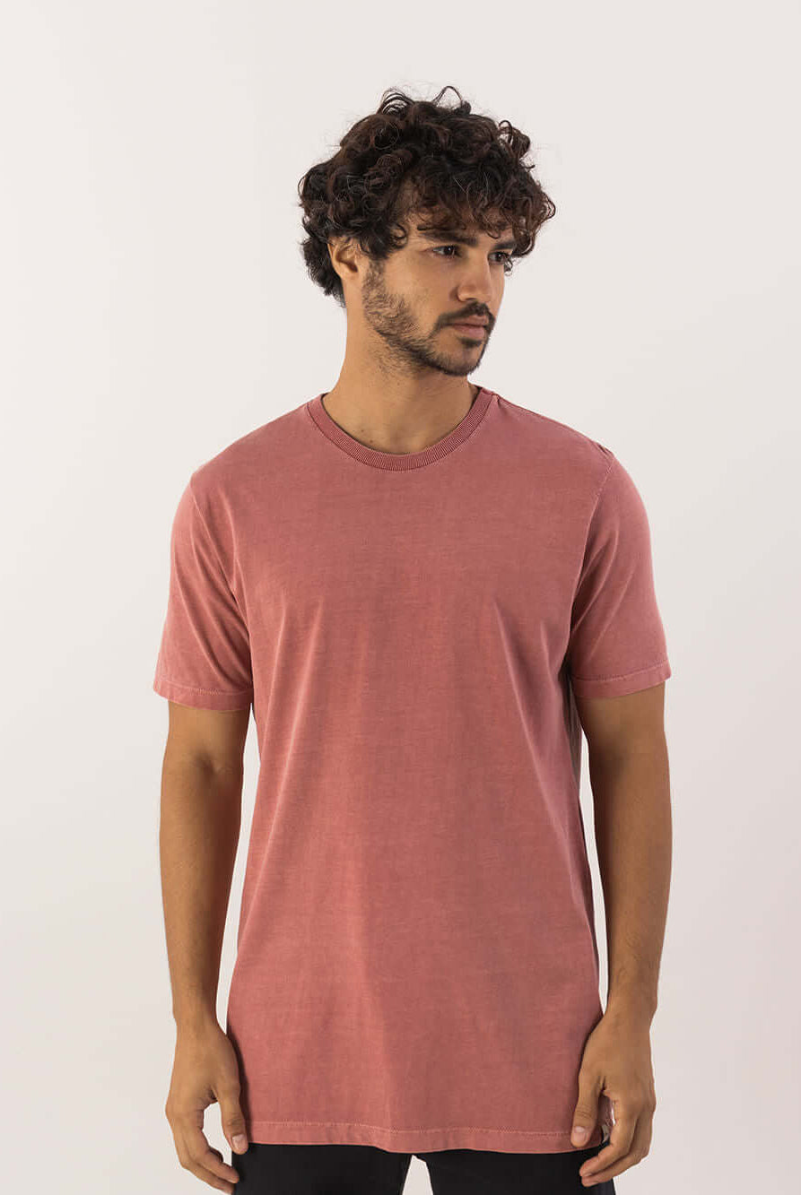 Camiseta Vintage Classic vermelha da marca Greenish, modelo clássico em algodão 100%, estilo atemporal e despojado.