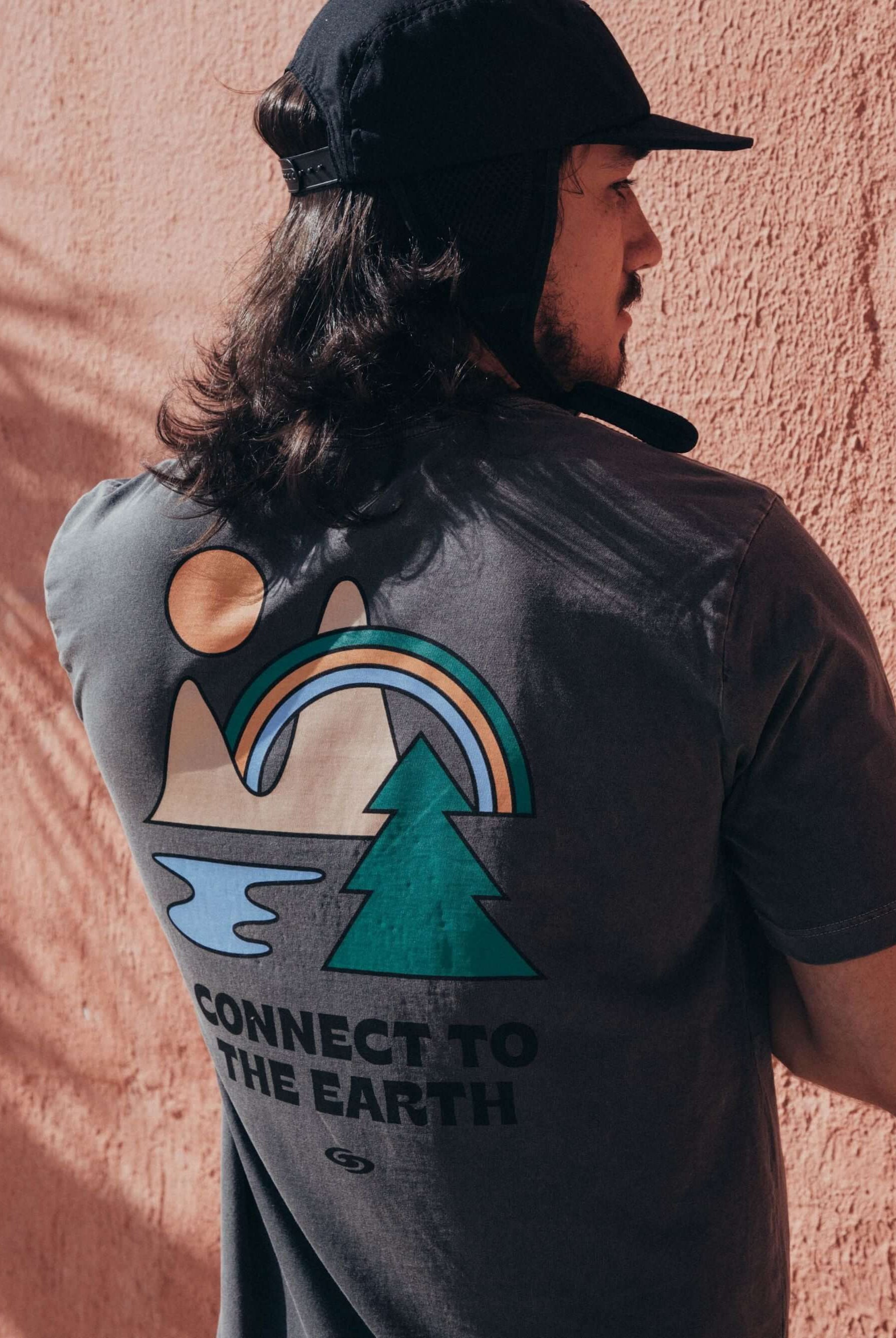 Camiseta vintage Connect to the Earth da Greenish, com estampa exclusiva e conforto em algodão. Estilo autêntico.