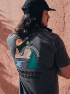 Camiseta vintage Connect to the Earth da Greenish, com estampa exclusiva e conforto em algodão. Estilo autêntico.