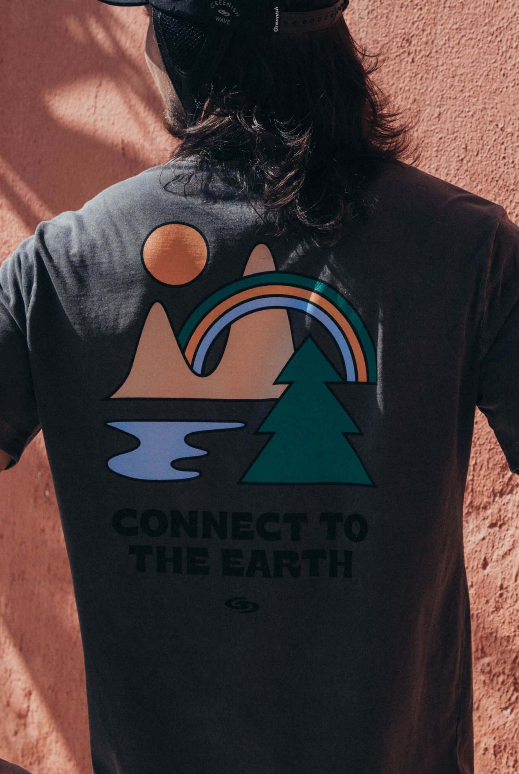 Camiseta vintage Connect to the Earth da Greenish com estampa artística em cinza, ideal para todos os estilos.
