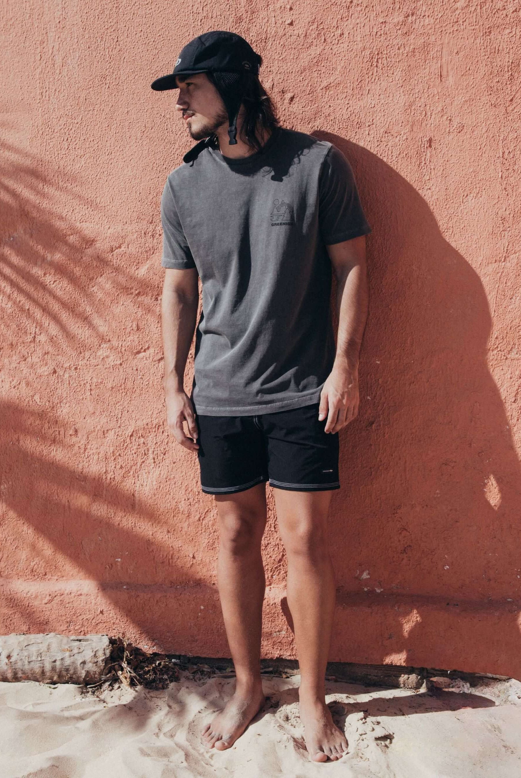 Homem usando camiseta cinza Connect To The Earth da Greenish, combinando conforto e estilo na praia.