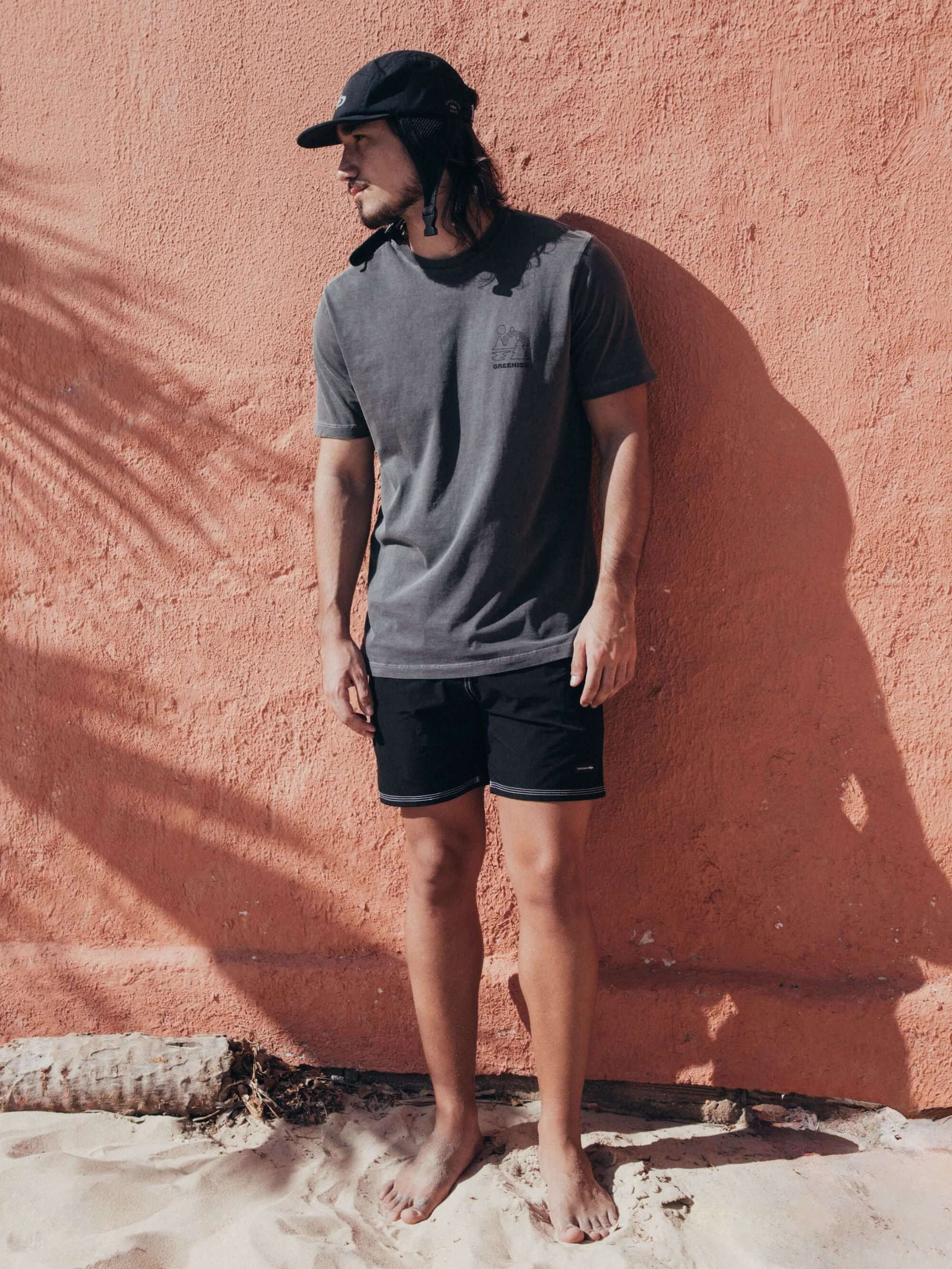 Homem usando camiseta cinza Connect To The Earth da Greenish, combinando conforto e estilo na praia.