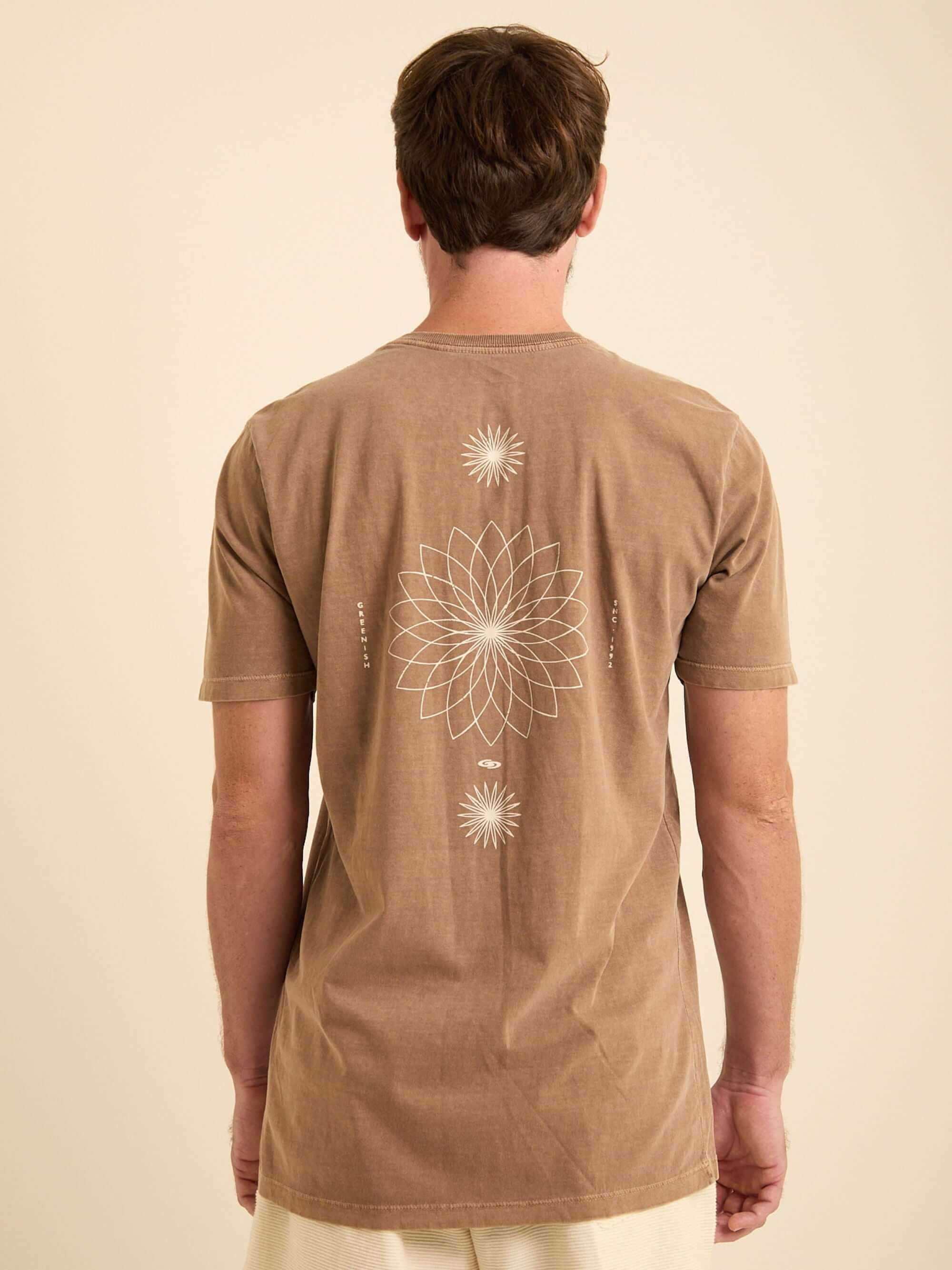 Camiseta Vintage Mandala da Greenish, cor marrom com estampa floral nas costas, modelo streetwear.