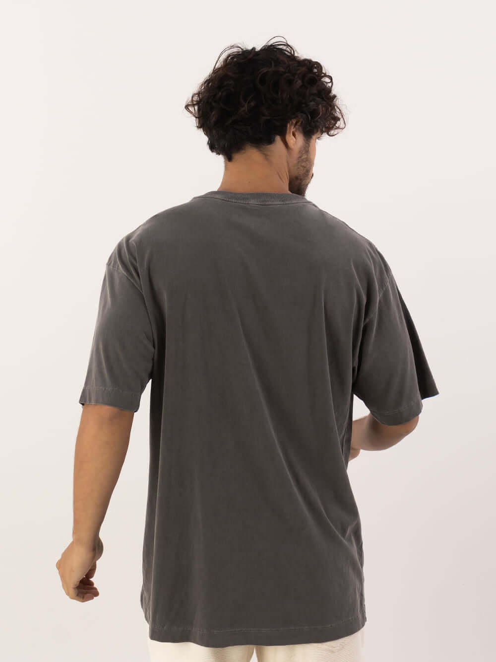 Camiseta vintage oversized Greenish vista de trás, destaque para a modelagem e efeito estonado em 100% algodão.