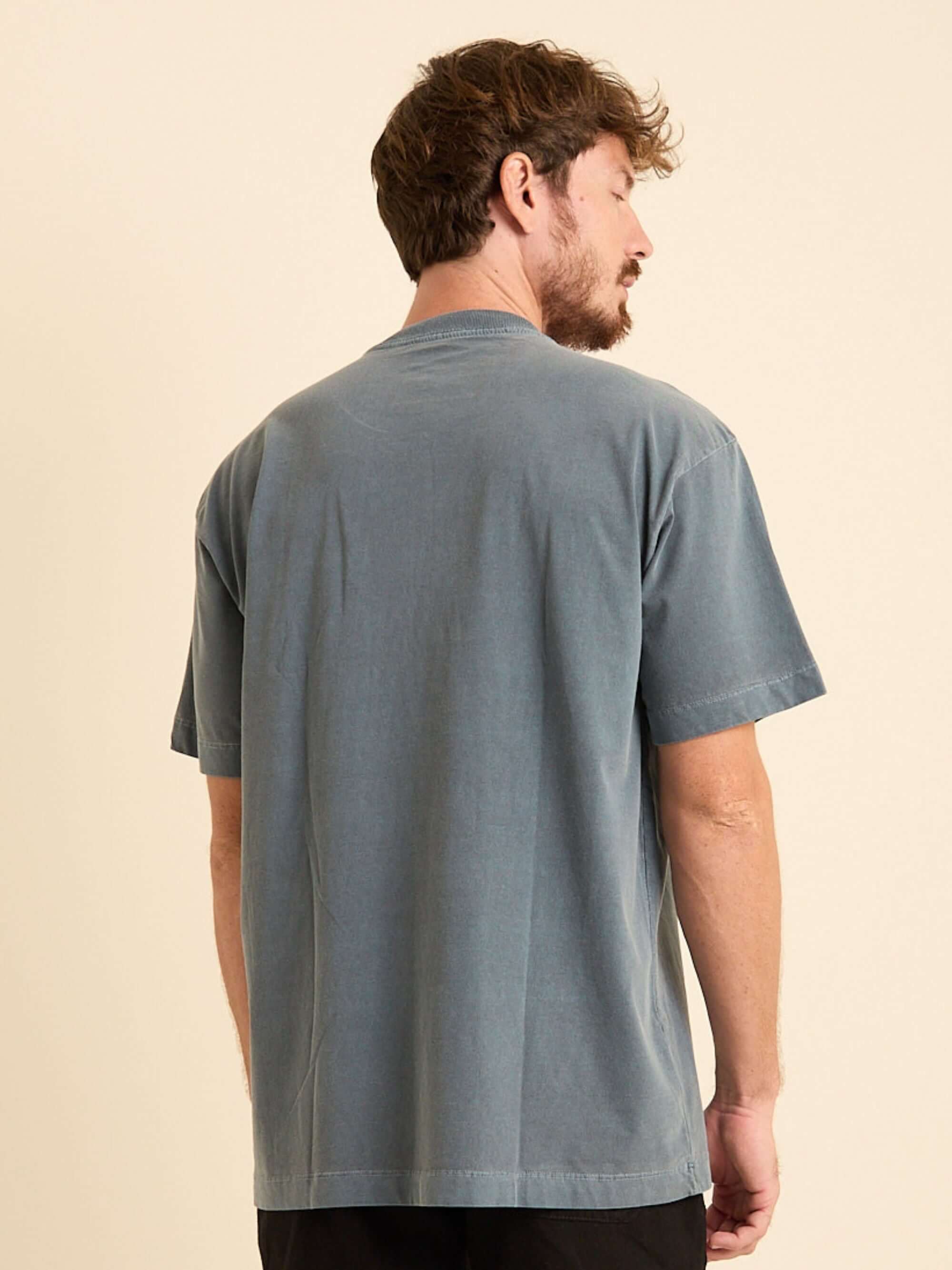 Camiseta Vintage Oversized Greenish - Azul Marinho, modelo de costas, estilo streetwear e conforto.