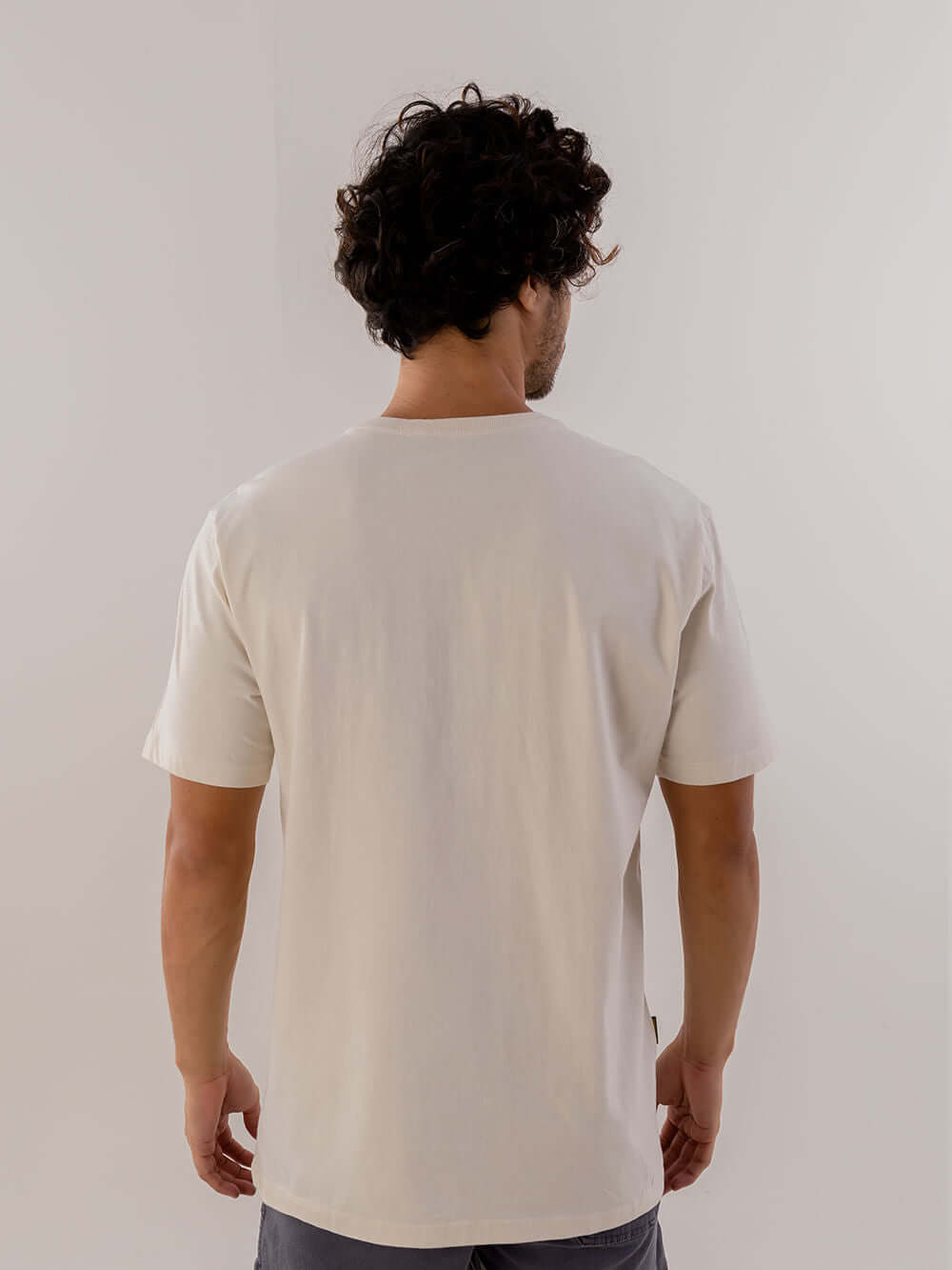 Camiseta básica bege da Greenish, vista pela parte de trás, feita em 100% algodão para conforto.