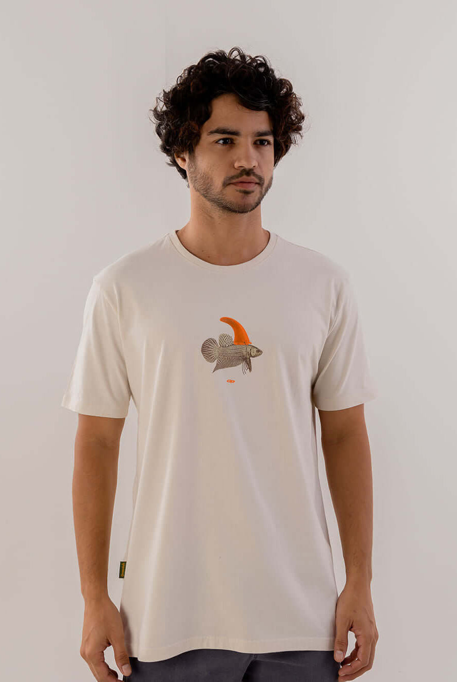 Camiseta básica bege da Greenish com estampa de peixe colorido e modelagem clássica, em 100% algodão.