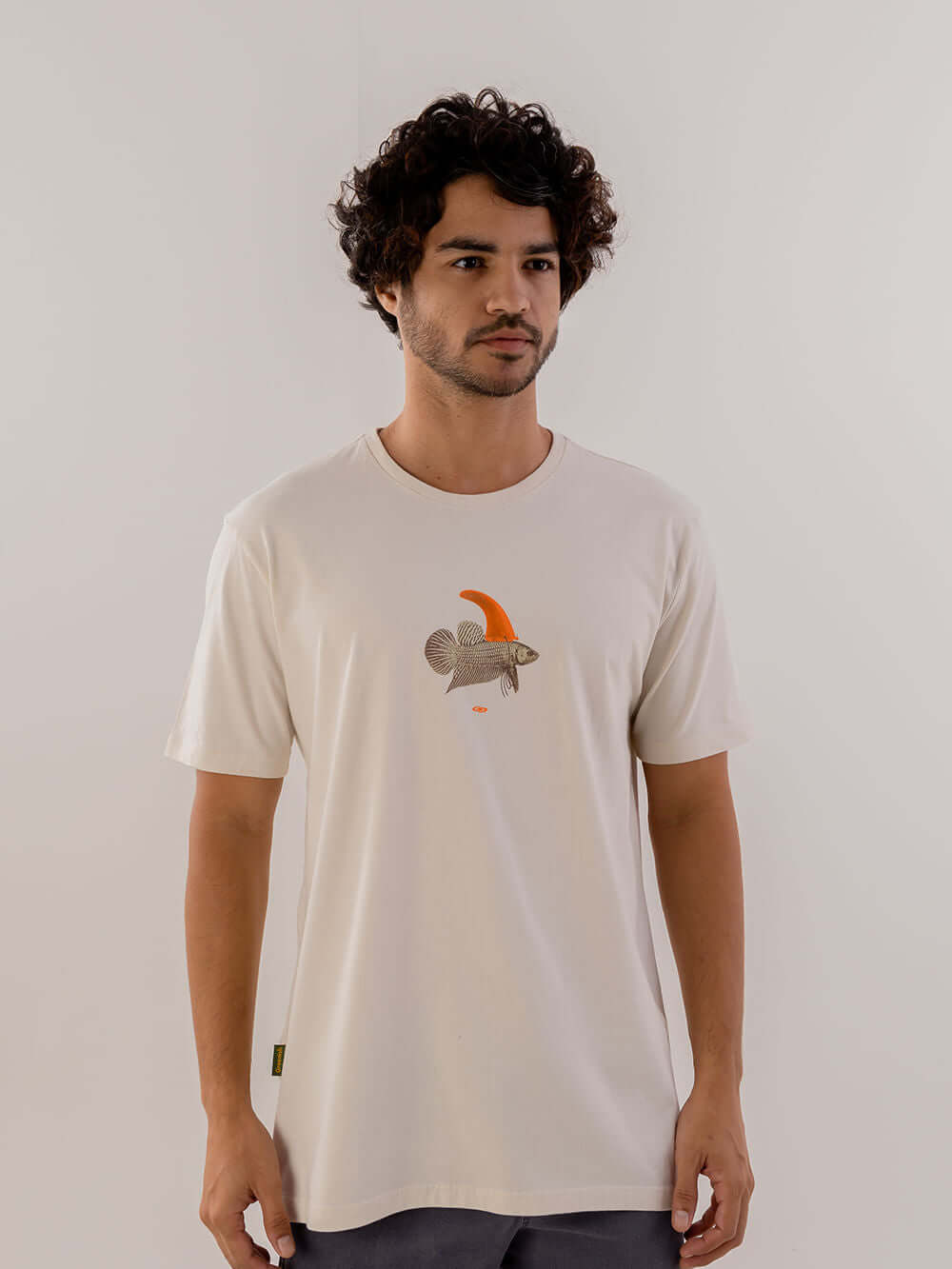 Camiseta básica bege da Greenish com estampa de peixe colorido e modelagem clássica, em 100% algodão.