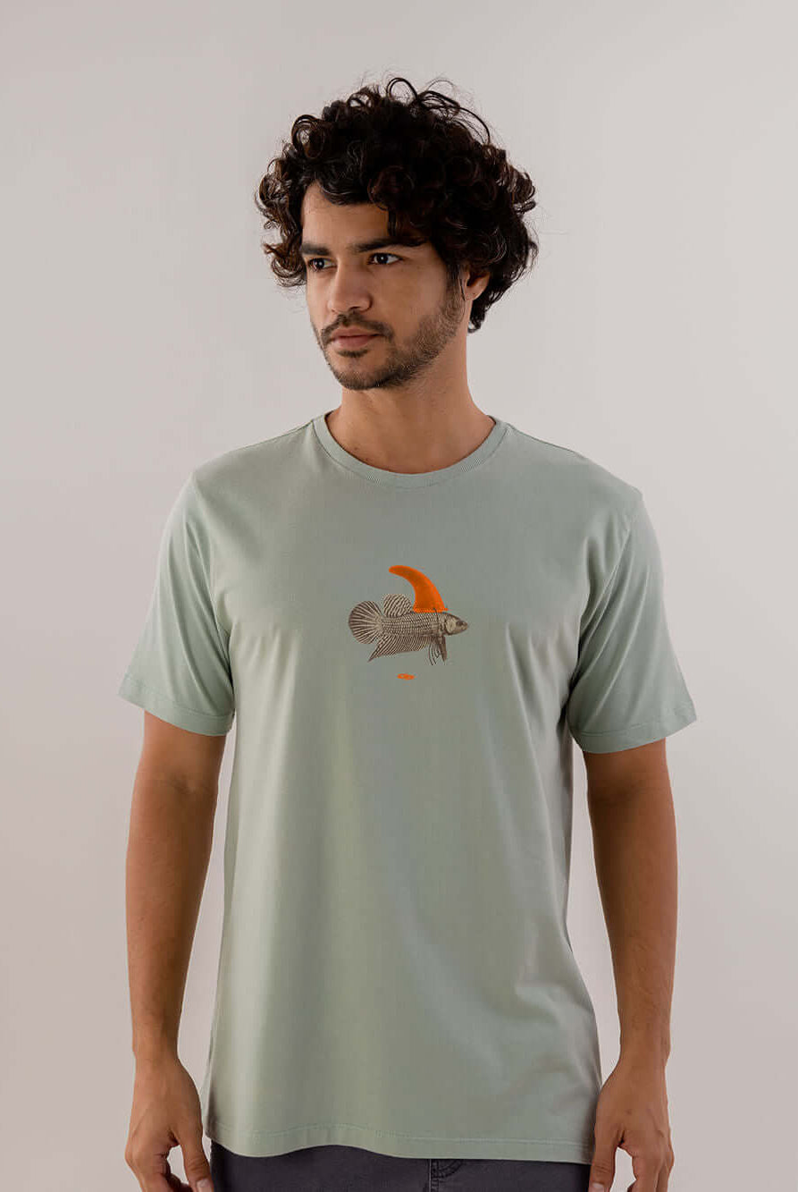 Camiseta Warning verde claro da Greenish com estampa exclusiva e modelagem clássica, ideal para o dia a dia.