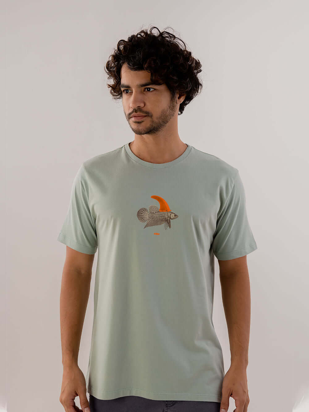 Camiseta Warning verde claro da Greenish com estampa exclusiva e modelagem clássica, ideal para o dia a dia.