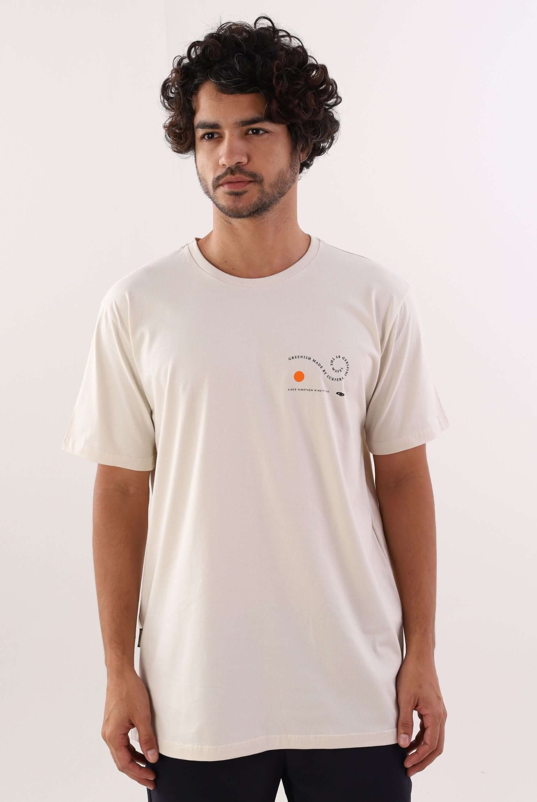 Camiseta Waves Letters bege da marca Greenish, modelo masculino, estampa minimalista e design moderno.