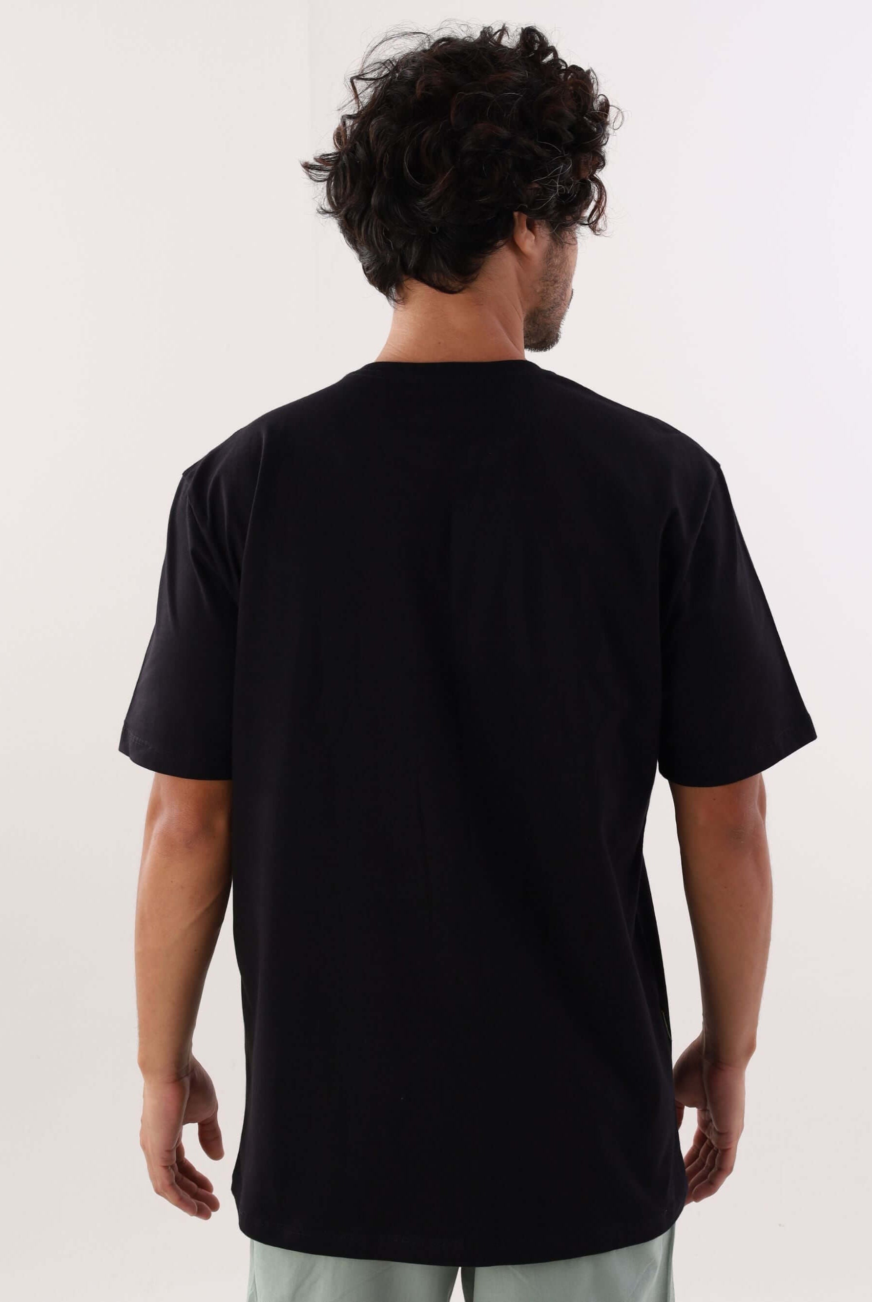 Camiseta Waves Letters preta da Greenish, vista traseira, estilo casual e moderno, ideal para o dia a dia.