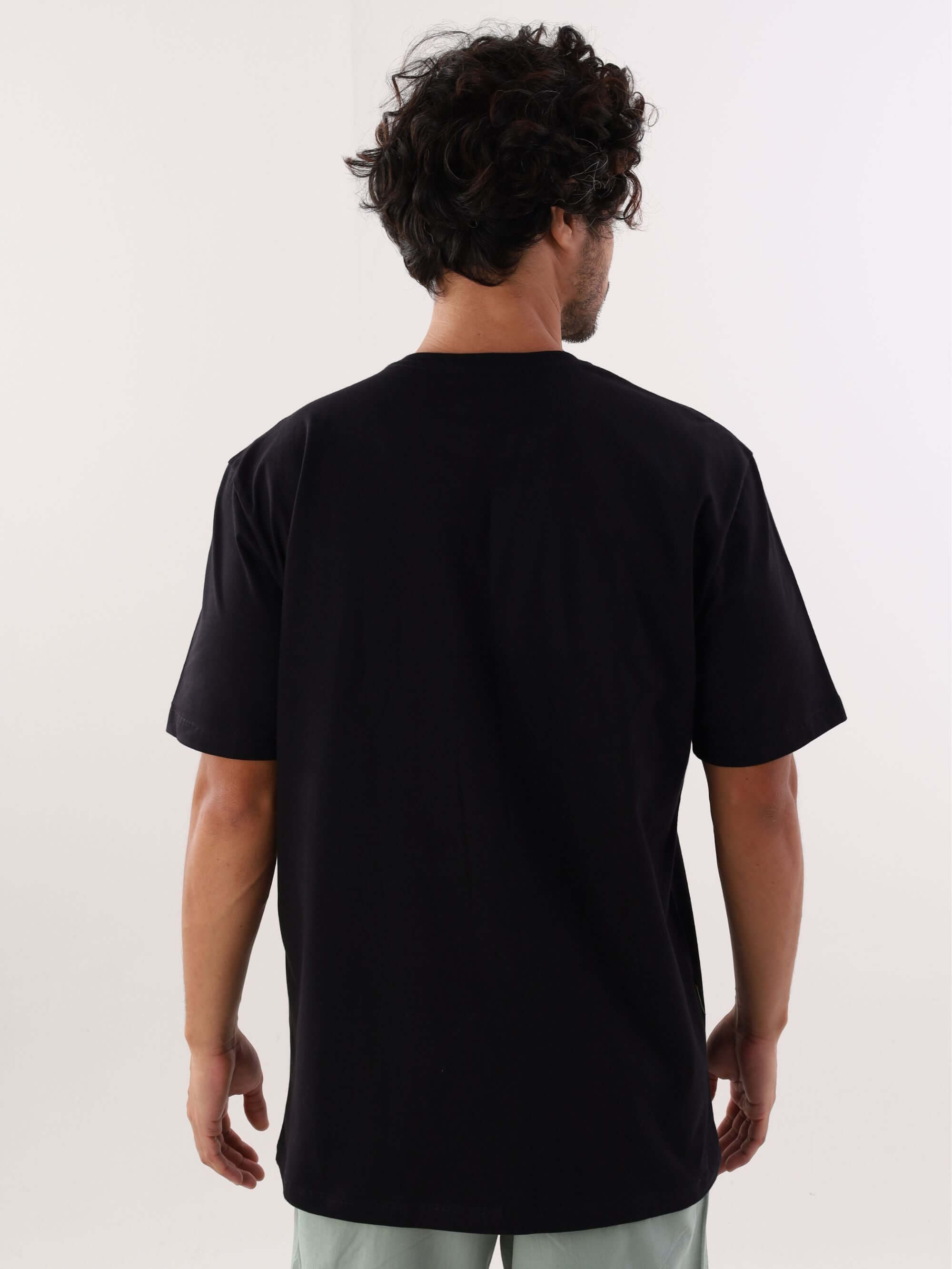 Camiseta Waves Letters preta da Greenish, vista traseira, estilo casual e moderno, ideal para o dia a dia.