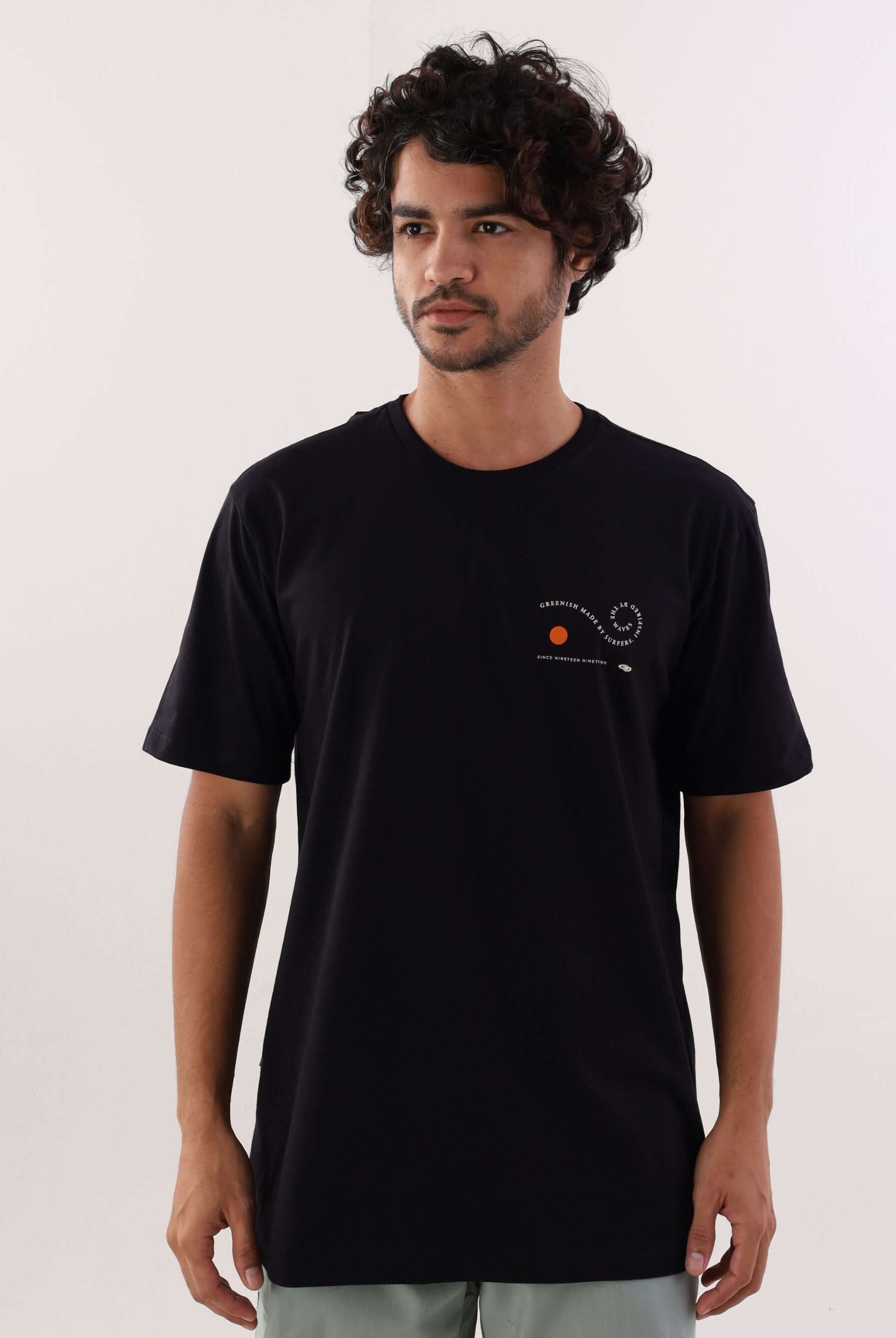 Camiseta Waves Letters - Preto da Greenish, estilo moderno e confortável, ideal para o dia a dia.
