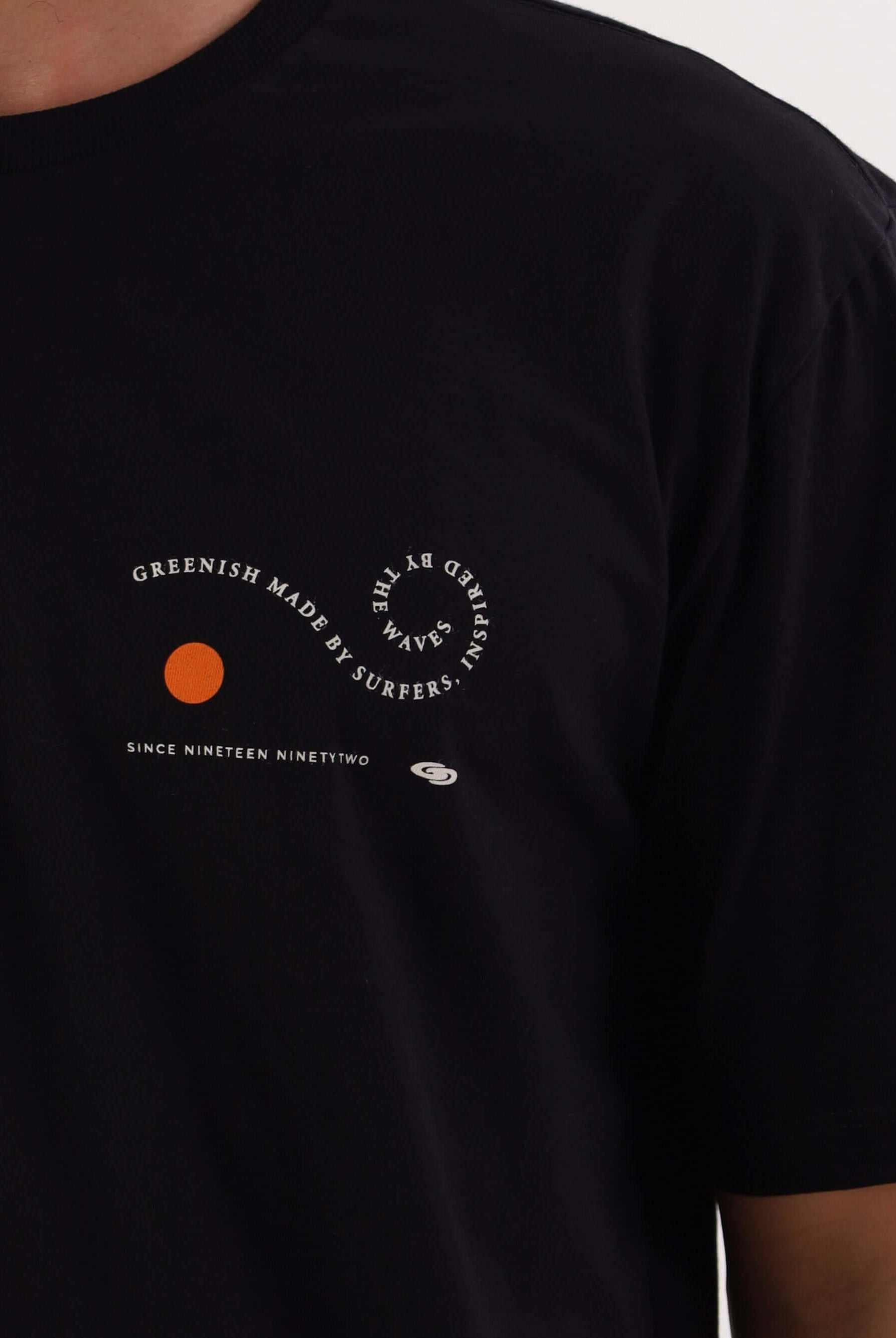 Camiseta Waves Letters preta da Greenish, feita por surfistas, com design exclusivo e moderno.