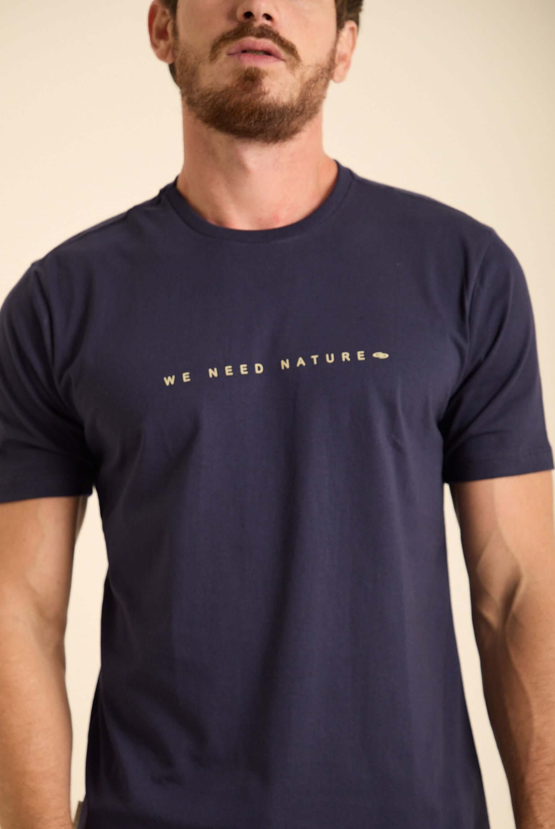 Camiseta básica azul marinho We Need Nature da Greenish, ideal para looks streetwear e confortáveis.