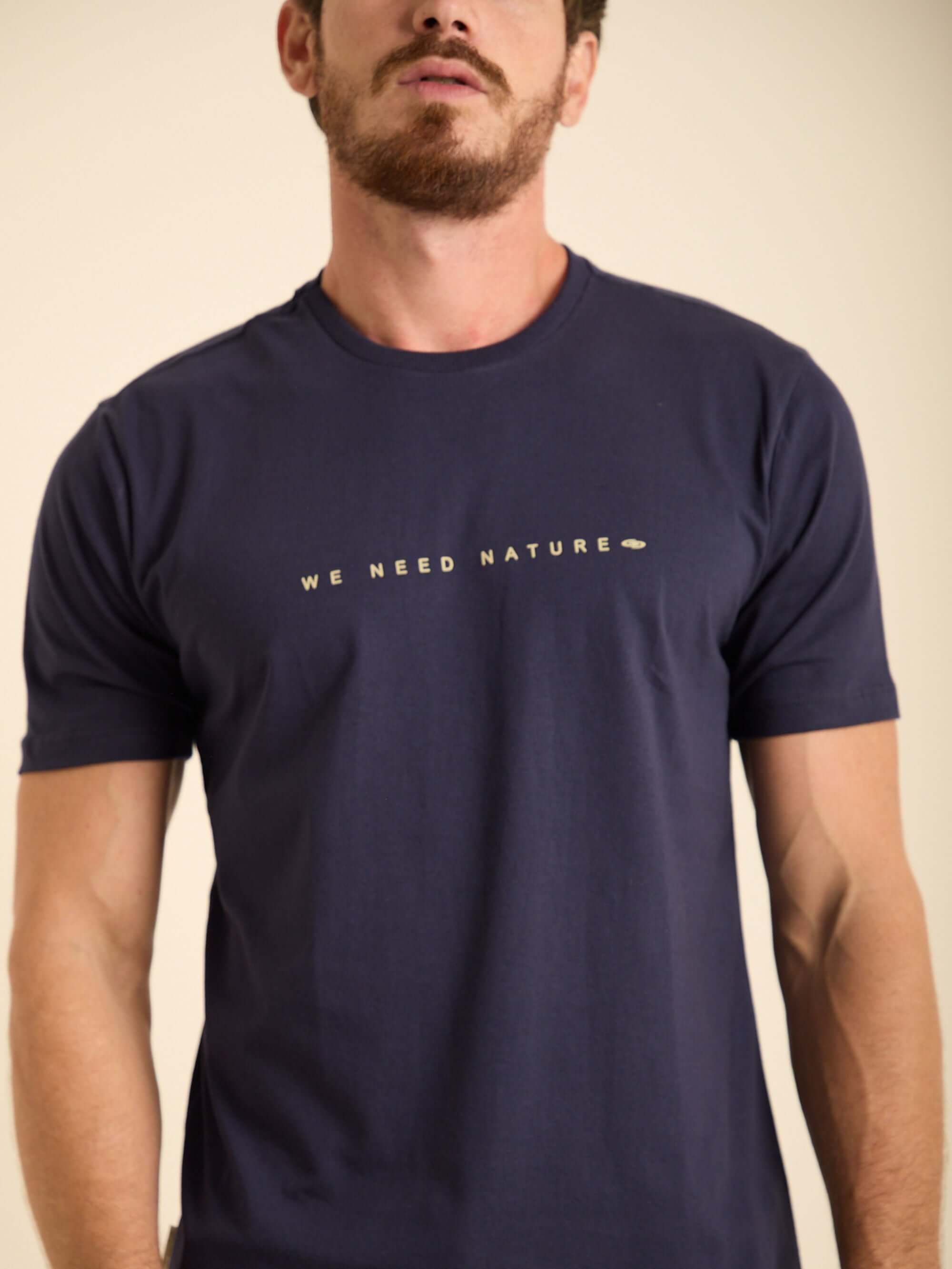 Camiseta básica azul marinho We Need Nature da Greenish, ideal para looks streetwear e confortáveis.