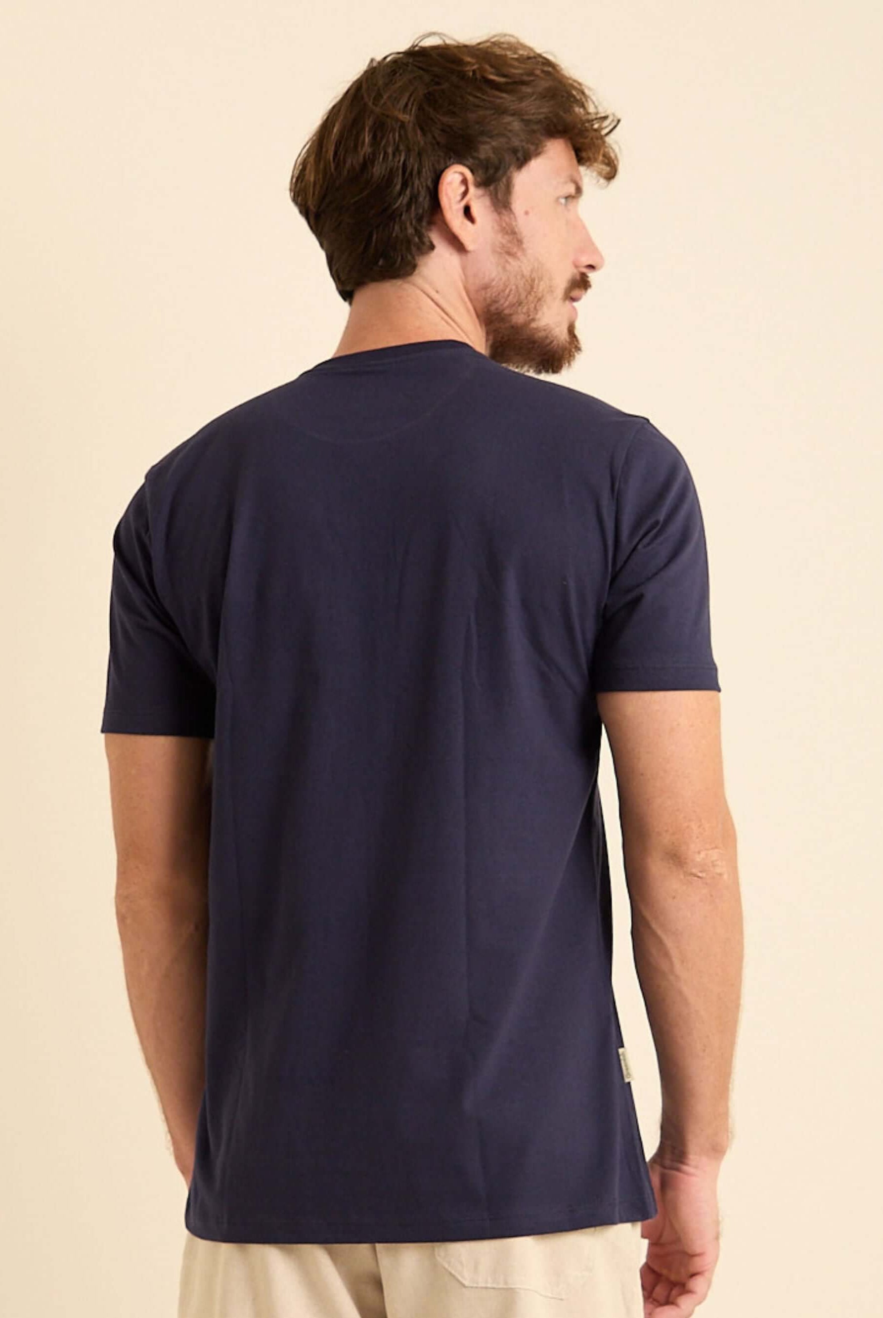 Camiseta We Need Nature da Greenish, azul marinho, vista de costas, modelo confortável e casual.