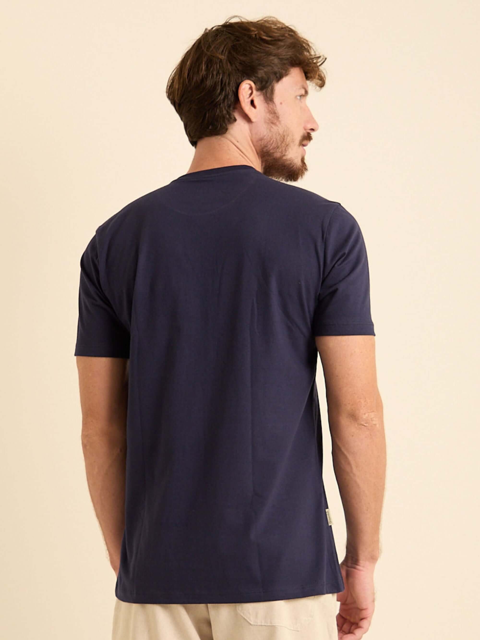 Camiseta We Need Nature da Greenish, azul marinho, vista de costas, modelo confortável e casual.