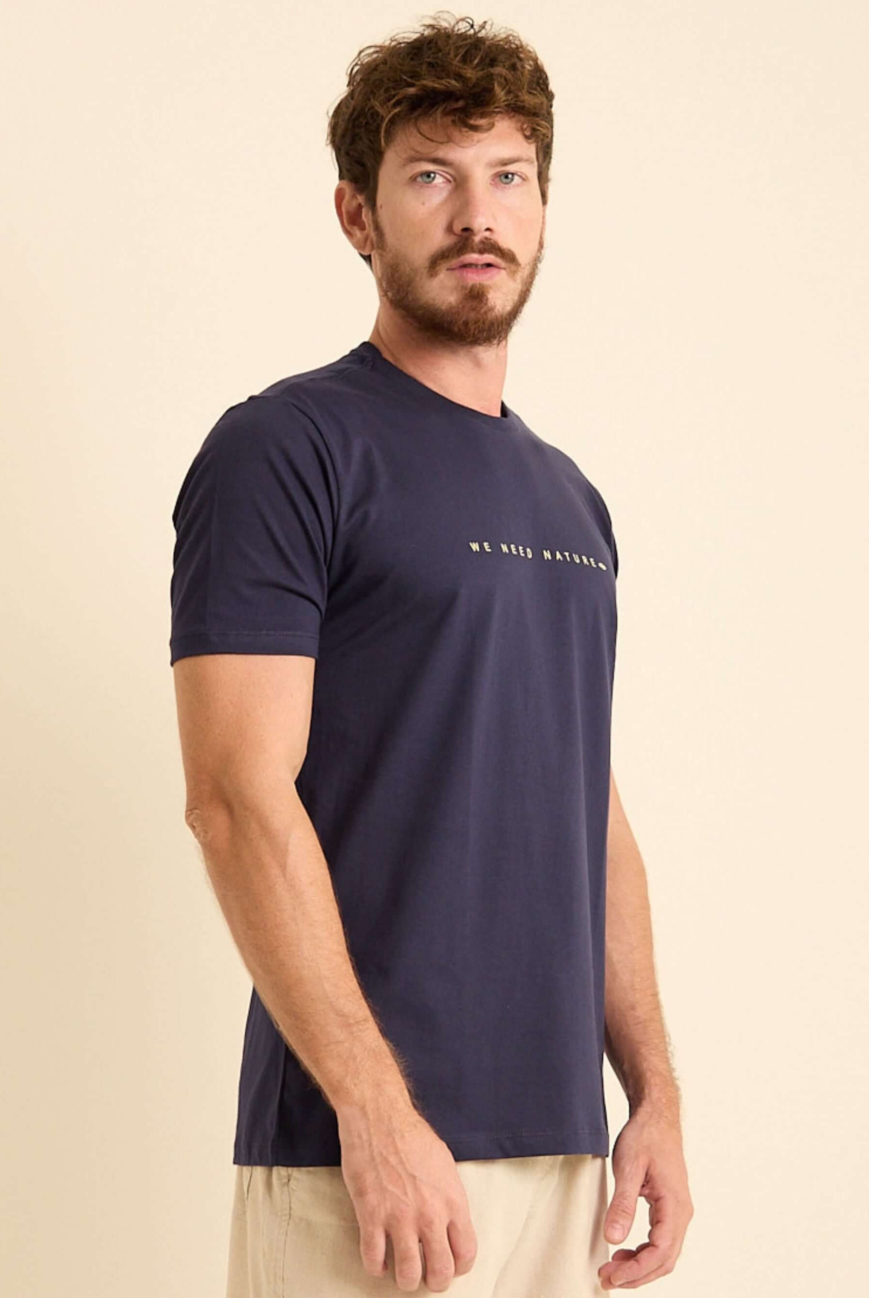 Camiseta We Need Nature azul marinho da Greenish, básica e confortável, perfeita para looks despojados.