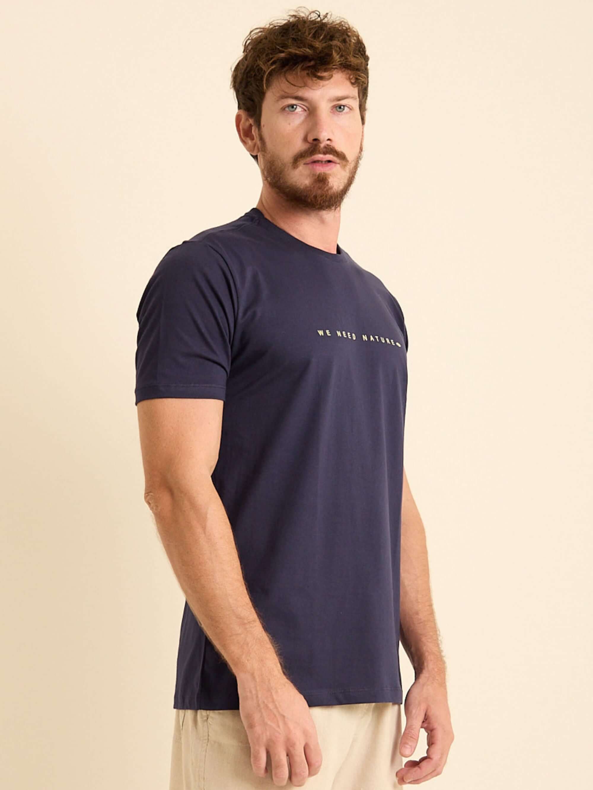 Camiseta We Need Nature azul marinho da Greenish, básica e confortável, perfeita para looks despojados.