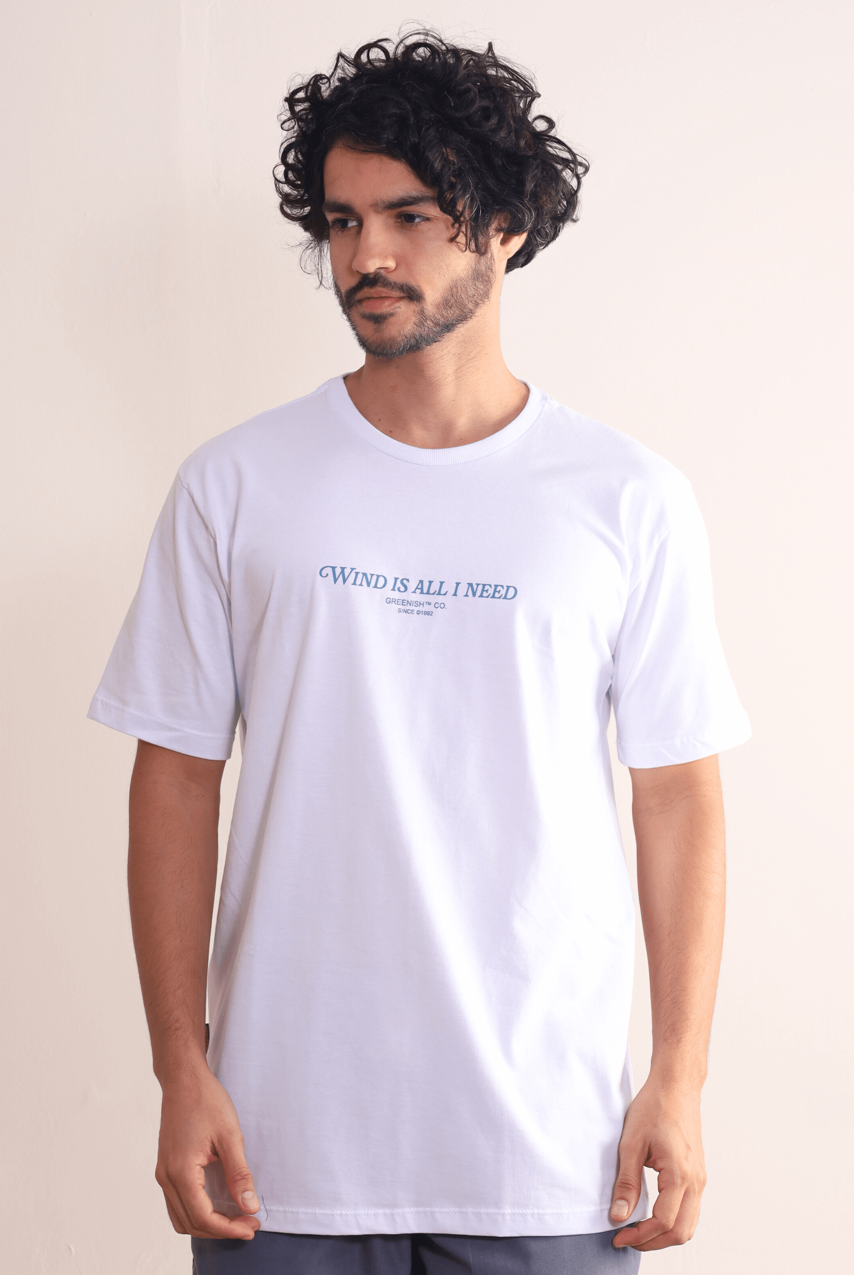 Camiseta Wind Is All I Need branca da Greenish, leve e confortável, com estampa frontal. Ideal para estilo e movimento.