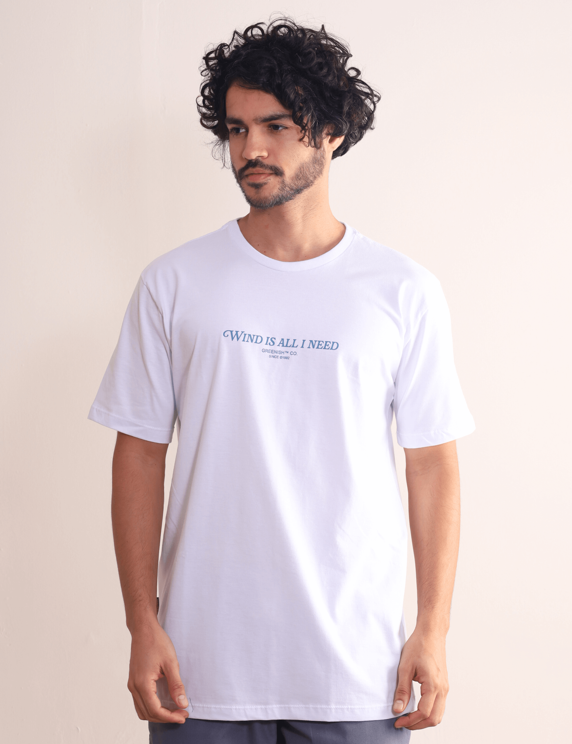 Camiseta Wind Is All I Need branca da Greenish, leve e confortável, com estampa frontal. Ideal para estilo e movimento.