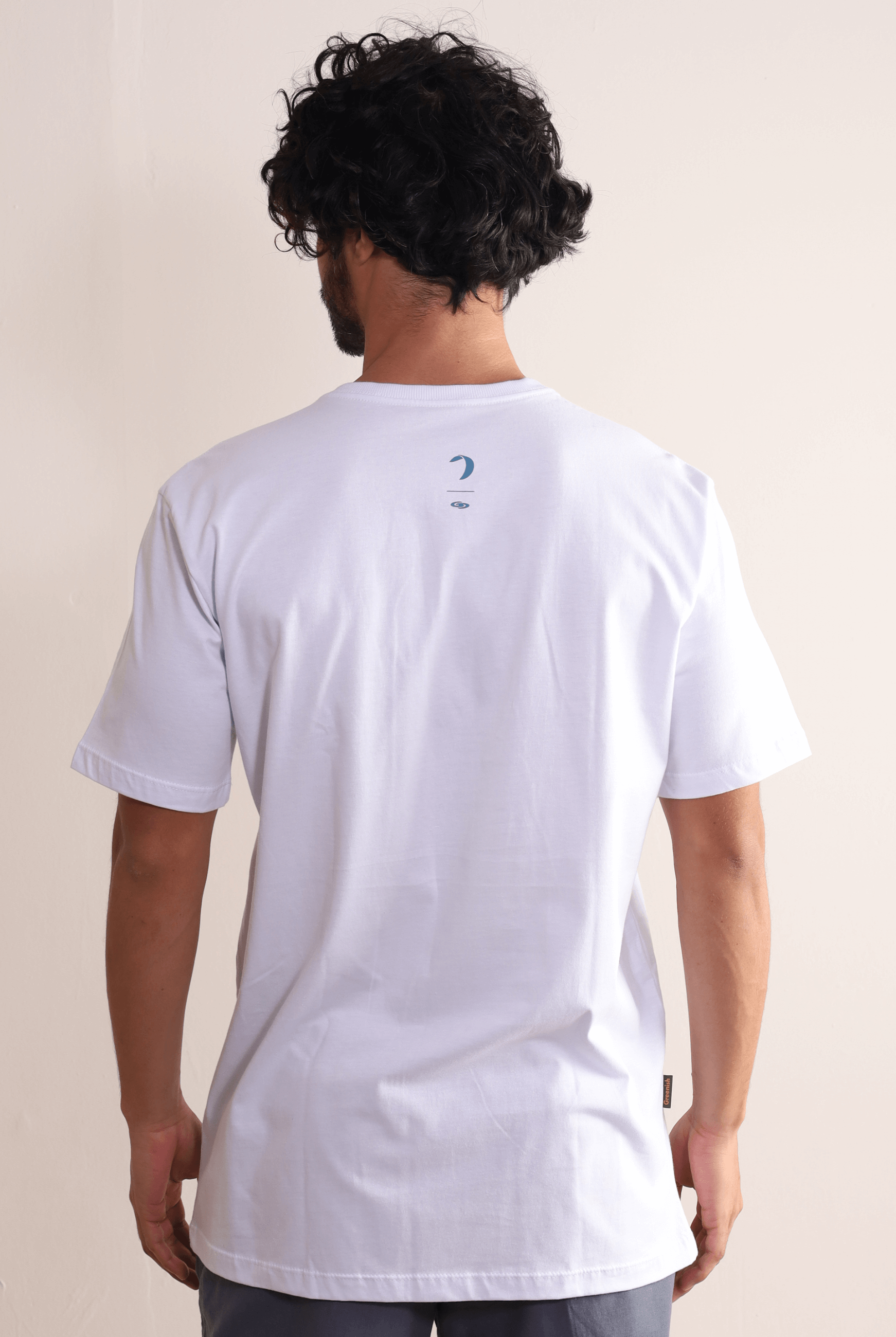 Homem vestindo camiseta branca "Wind Is All I Need" da Greenish, com design leve e confortável.