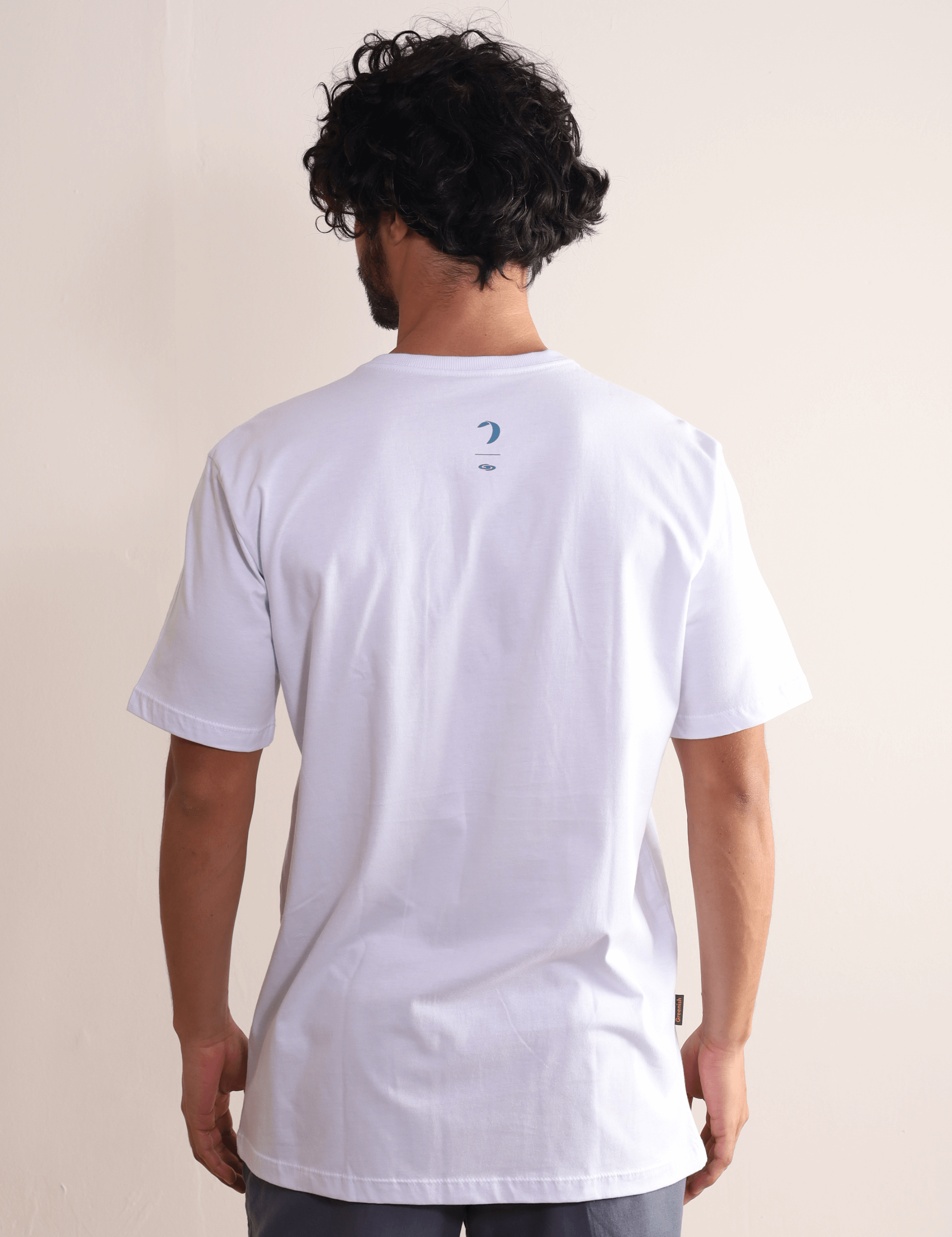 Homem vestindo camiseta branca "Wind Is All I Need" da Greenish, com design leve e confortável.