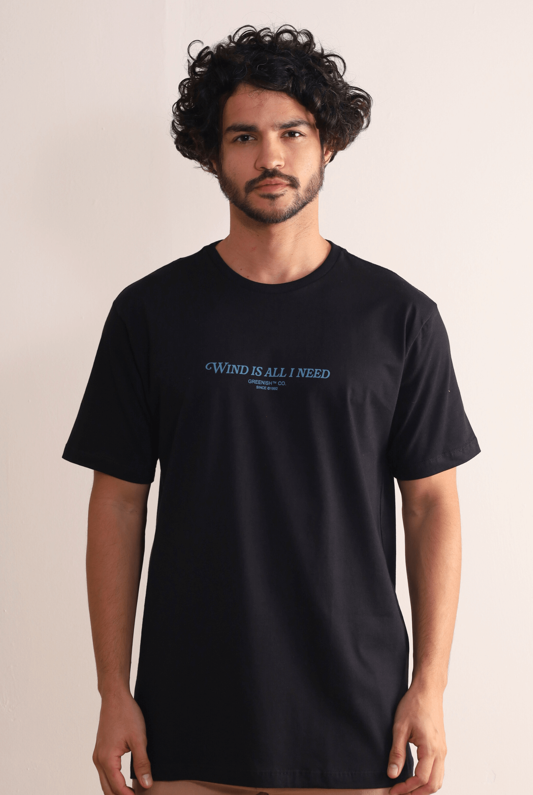 Camiseta Wind is All I Need preta, confortável e estilosa, da marca Greenish. Perfeita para liberdade de movimento.
